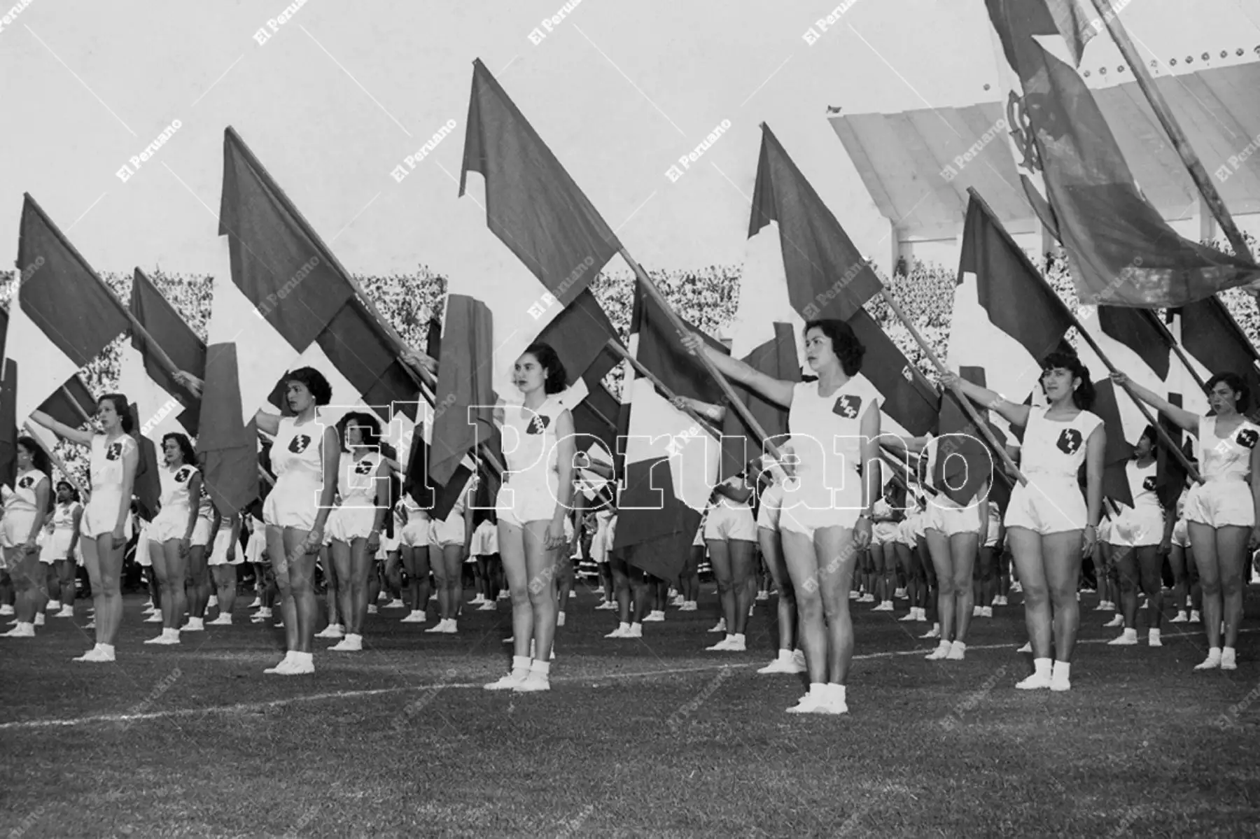 Lima - 27 octubre 1952 / Jóvenes mujeres portando la bandera peruana en la ceremonia de inauguración del Estadio Nacional. Foto: Archivo Histórico de El Peruano Lima - 27 octubre 1952 / Jóvenes mujeres portando la bandera peruana en la ceremonia de inauguración del Estadio Nacional. Foto: Archivo Histórico de El Peruano