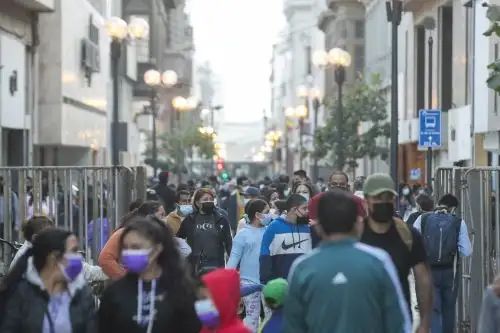 Pese a que la quinta ola va retrocediendo, deben mantenerse algunas medidas como incrementar la cobertura de vacunación contra el covid-19 y promover el uso de mascarillas en lugares cerrados, sostuvo el jefe del CDC Perú. Foto: ANDINA/Carla Patiño Ramírez