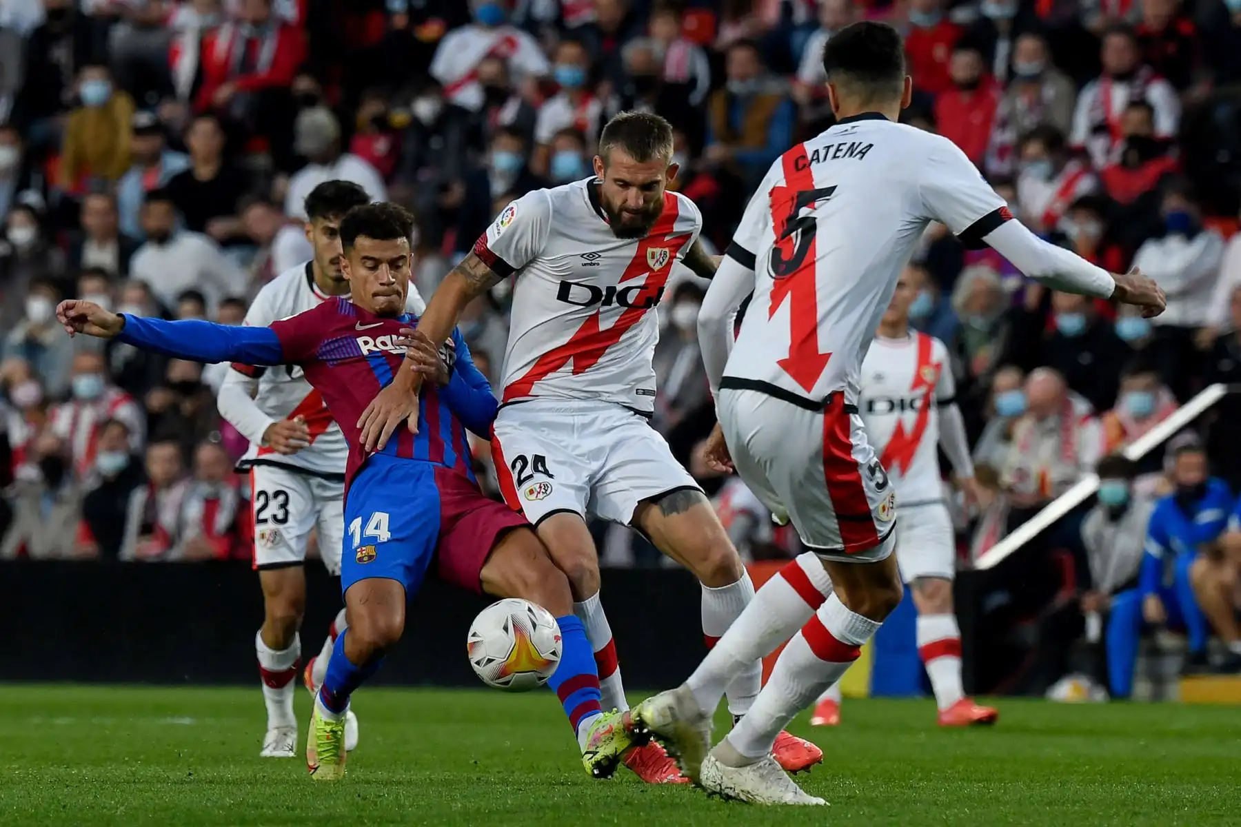 El centrocampista brasileño del Barcelona Philippe Coutinho pelea por el balón con el defensor montenegrino del Rayo Vallecano Esteban Saveljich durante el partido de fútbol de la Liga española entre el Rayo Vallecano de Madrid y el FC Barcelona. Foto: AFP