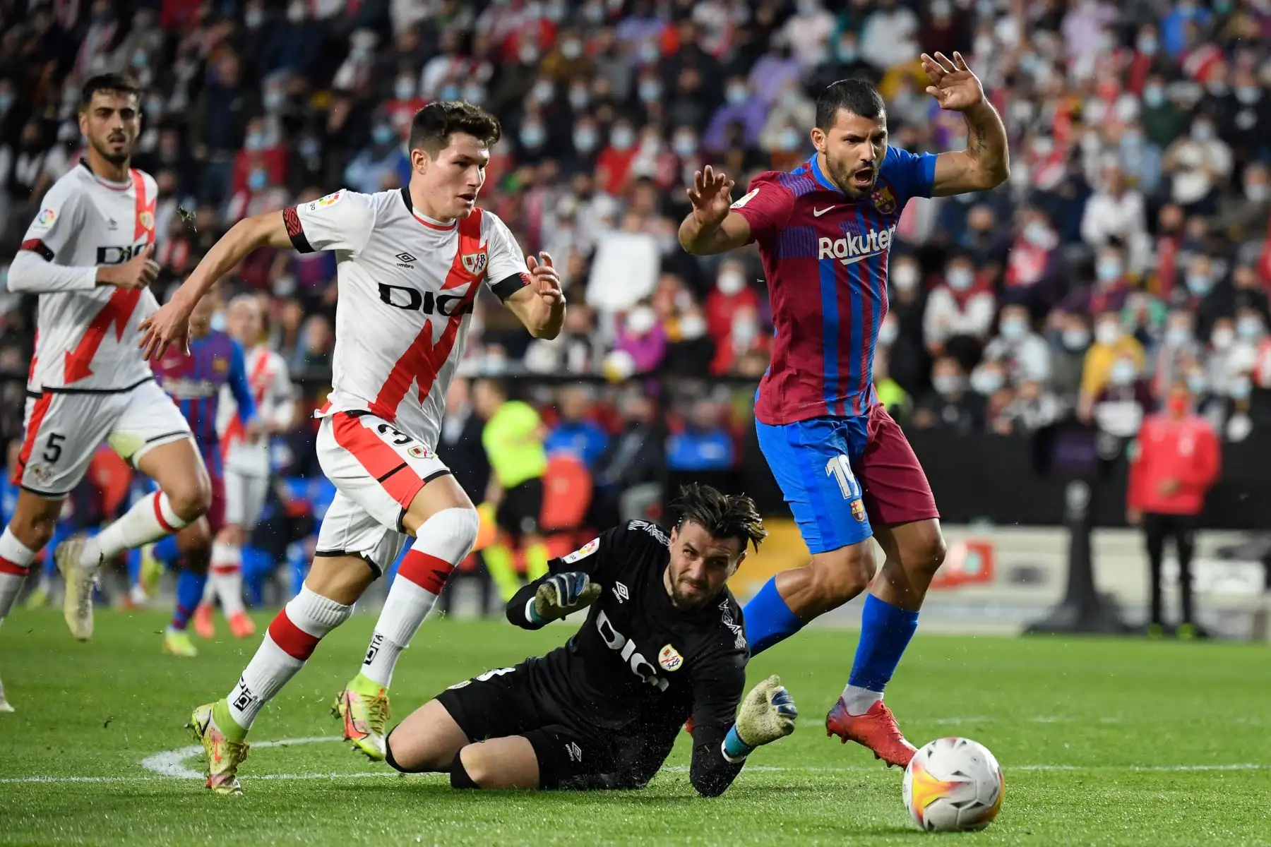 El delantero argentino del Barcelona Kun Agüero lucha por el balón con el portero de Macedonia del Norte del Rayo Vallecano robó Dimitrievski y el defensor español del Rayo Vallecano Fran García durante el partido de fútbol de la Liga española entre el Rayo Vallecano de Madrid y el FC Barcelona.
Foto: AFP