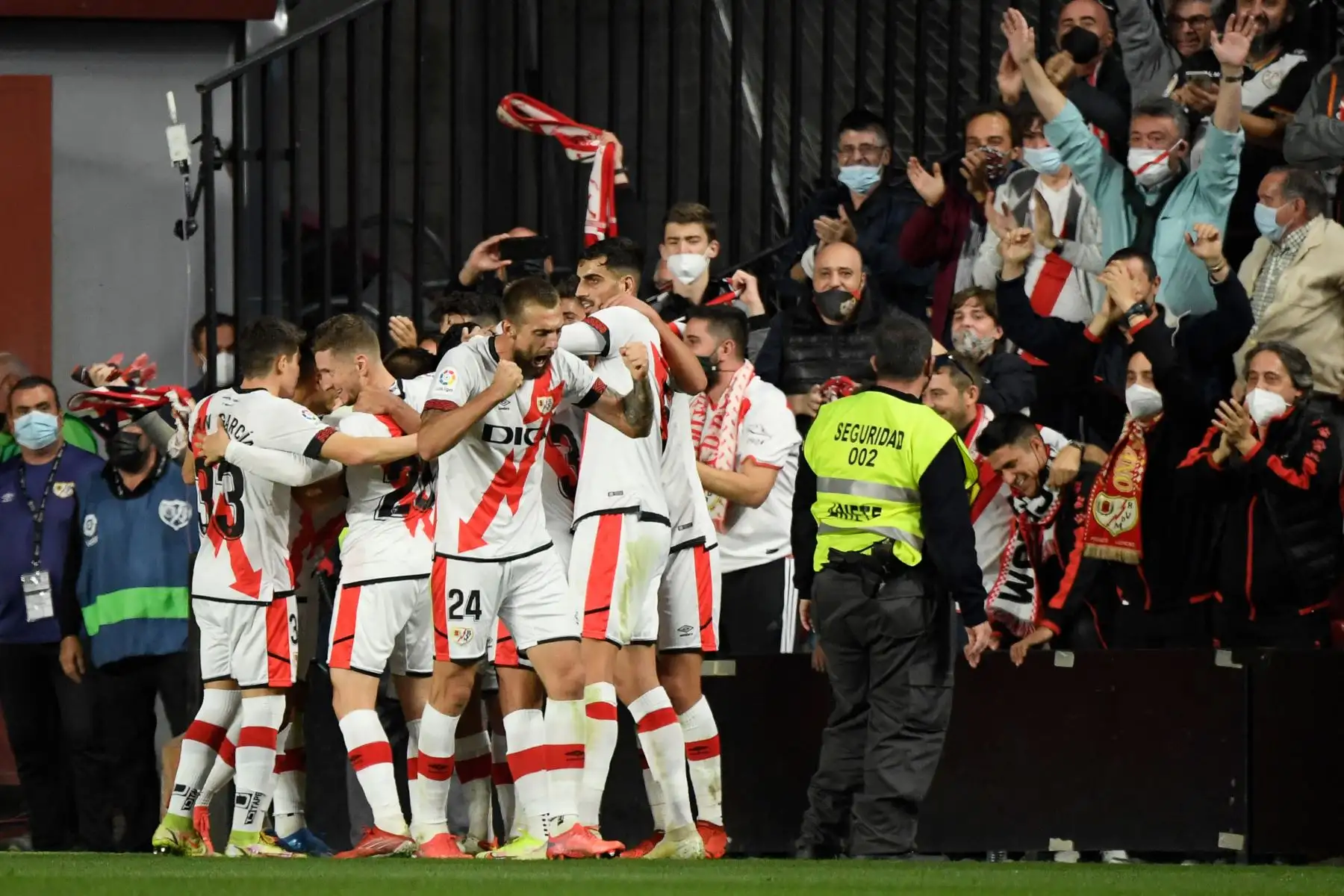 Los jugadores del Rayo Vallecano de Madrid celebran tras marcar un gol durante el partido de fútbol de la Liga española entre el Rayo Vallecano de Madrid y el FC Barcelona.
Foto: AFP