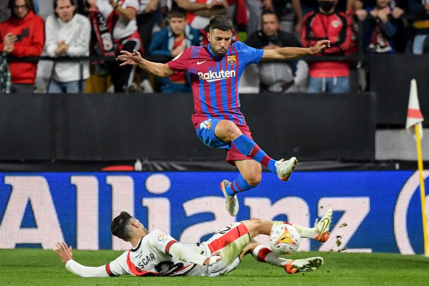 El centrocampista español del Rayo Vallecano Oscar Valentin pelea por el balón con el defensor español del Barcelona Jordi Alba durante el partido de fútbol de la Liga española entre el Rayo Vallecano de Madrid y el FC Barcelona.
Foto: AFP