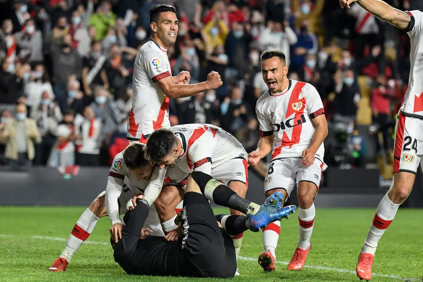 El portero de Macedonia del Norte del Rayo Vallecano Stole Dimitrievski es felicitado por sus compañeros tras desviar un penalti durante el partido de fútbol de la Liga española entre el Rayo Vallecano de Madrid y el FC Barcelona.
Foto: AFP