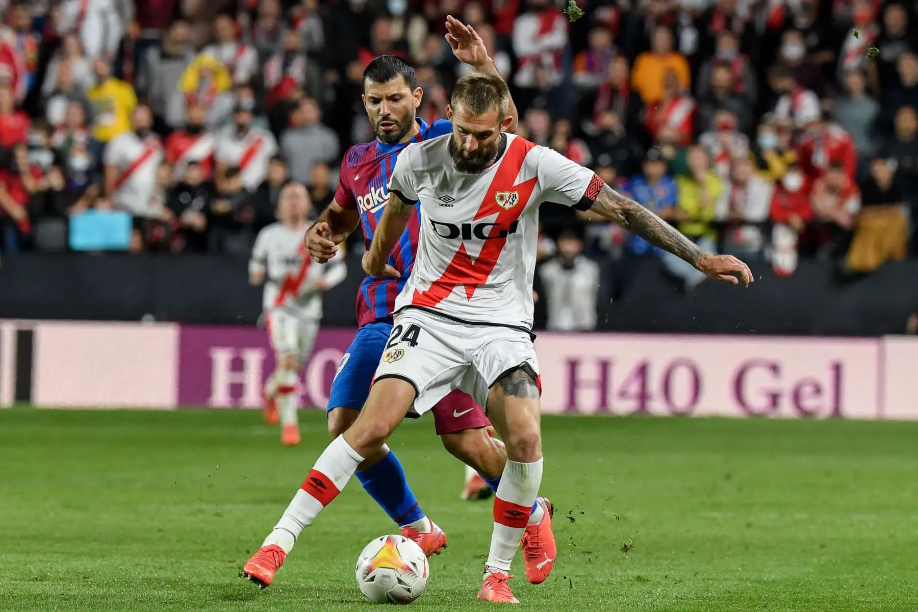 El delantero argentino del Barcelona Kun Agüero lucha por el balón con el defensor montenegrino del Rayo Vallecano Esteban Saveljich durante el partido de fútbol de la Liga española entre el Rayo Vallecano de Madrid y el FC Barcelona.
Foto: AFP
