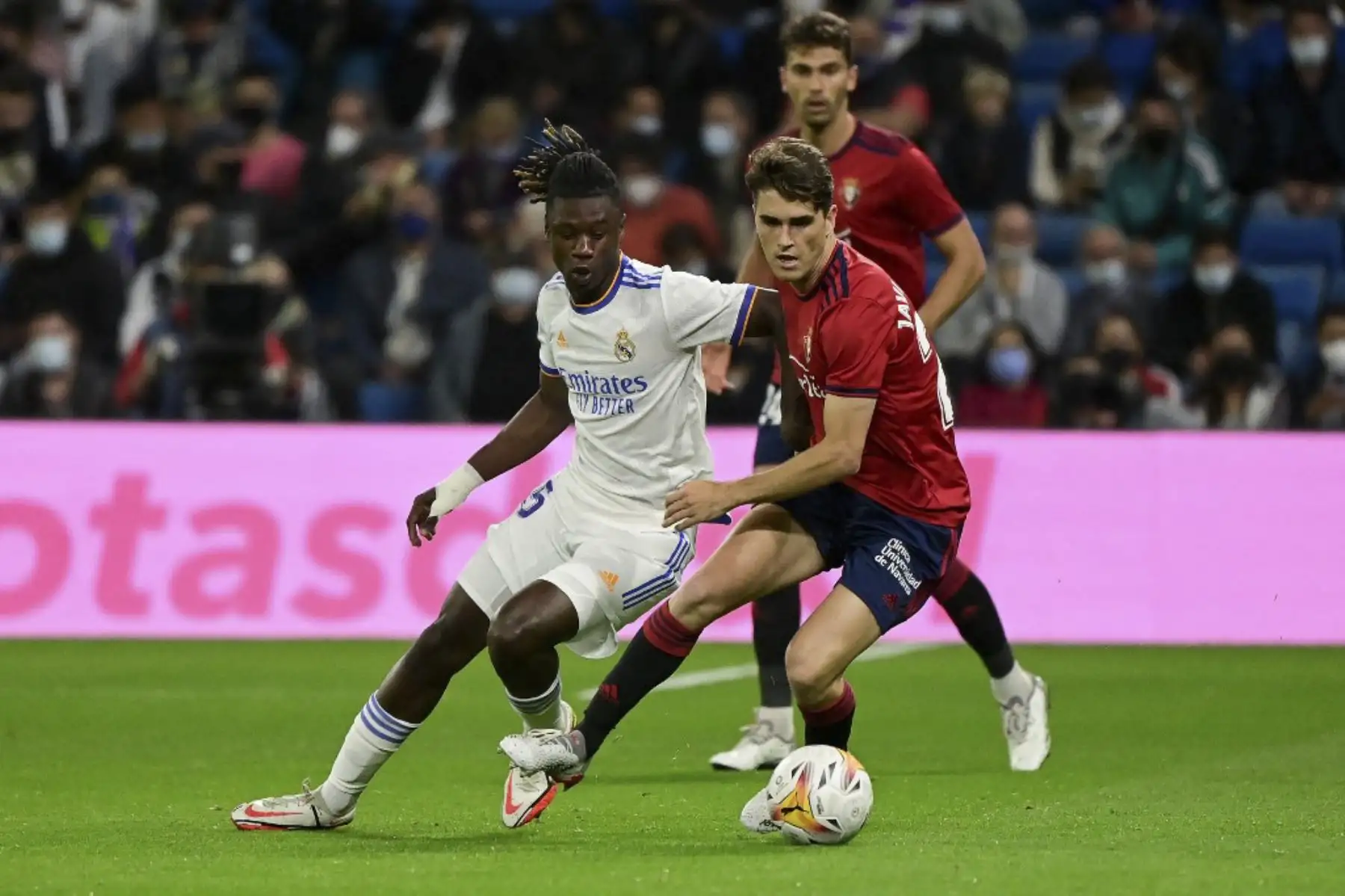 El centrocampista francés del Real Madrid Eduardo Camavinga (L) pelea por el balón con el centrocampista español de Osasuna Javi Martínez durante el partido de fútbol de la Liga española entre el Real Madrid CF y el CA Osasuna en el estadio Santiago Bernabeu en Madrid el 27 de octubre de 2021. Foto: AFP