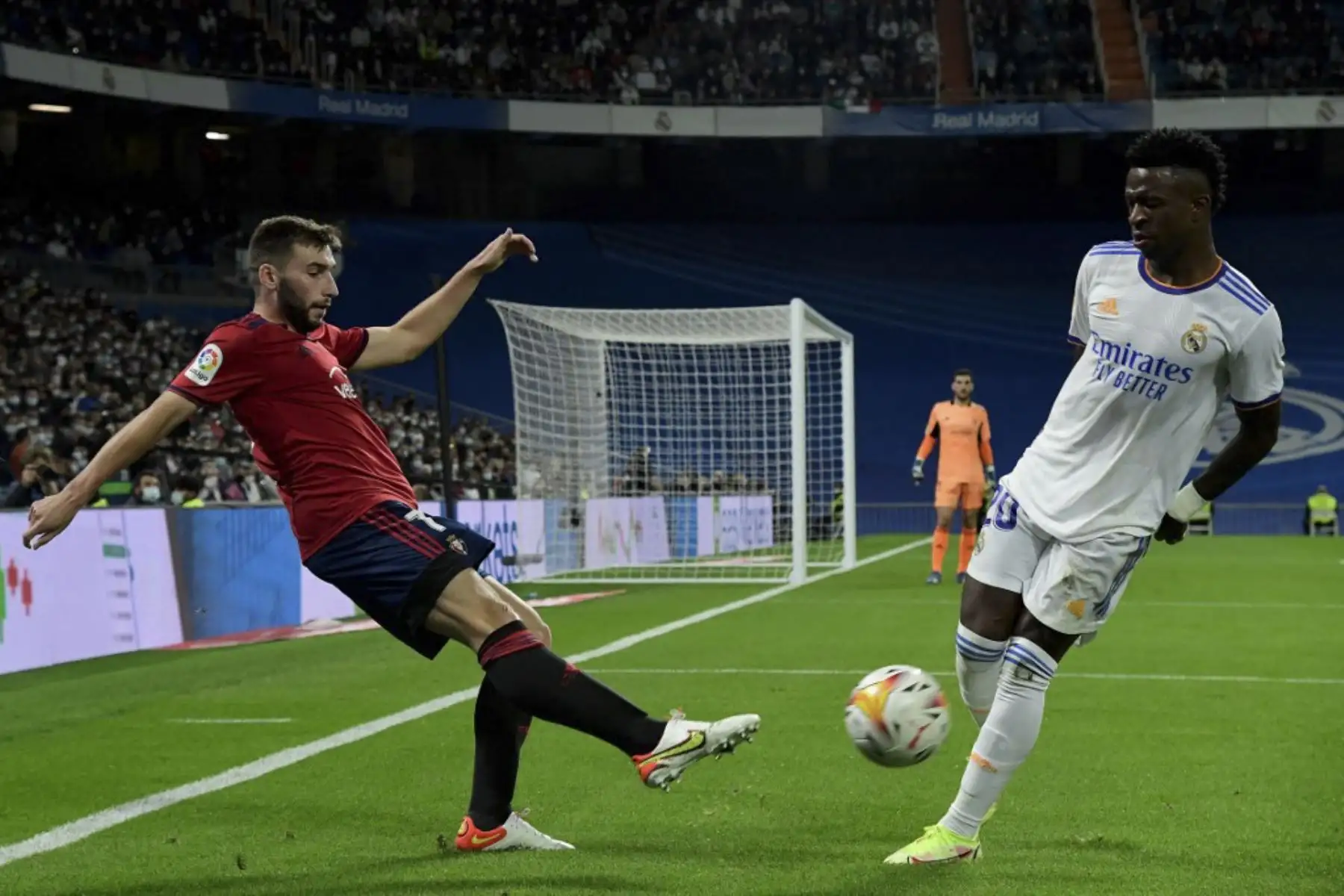 El centrocampista español de Osasuna Jon Moncayola (L) patea el balón más allá del delantero brasileño del Real Madrid Vinicius Junior durante el partido de fútbol de la Liga española entre el Real Madrid CF y el CA Osasuna en el estadio Santiago Bernabeu de Madrid el 27 de octubre de 2021. Foto: AFP