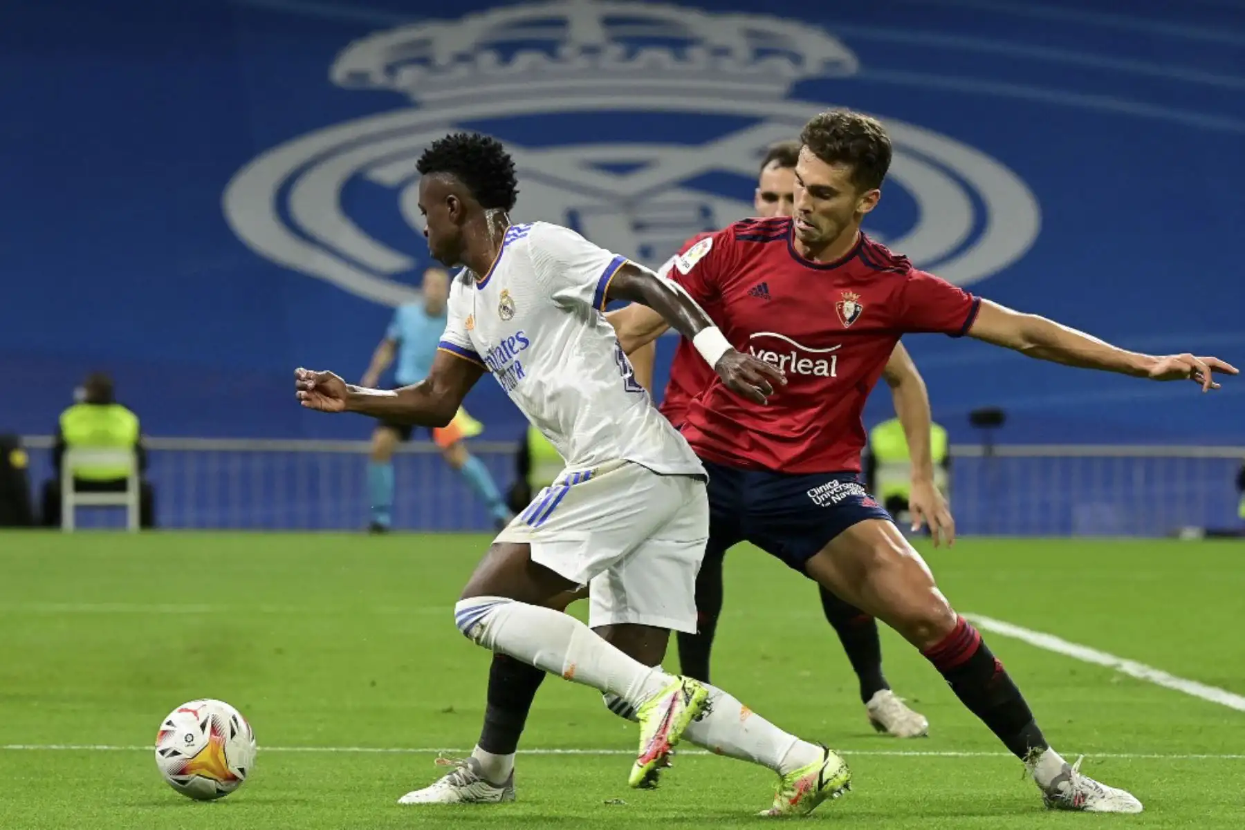 El delantero brasileño del Real Madrid Vinicius Junior (L) lucha por el balón con el centrocampista español de Osasuna Lucas Torro durante el partido de fútbol de la Liga española entre el Real Madrid CF y el CA Osasuna en el estadio Santiago Bernabeu en Madrid el 27 de octubre de 2021. Foto: AFP