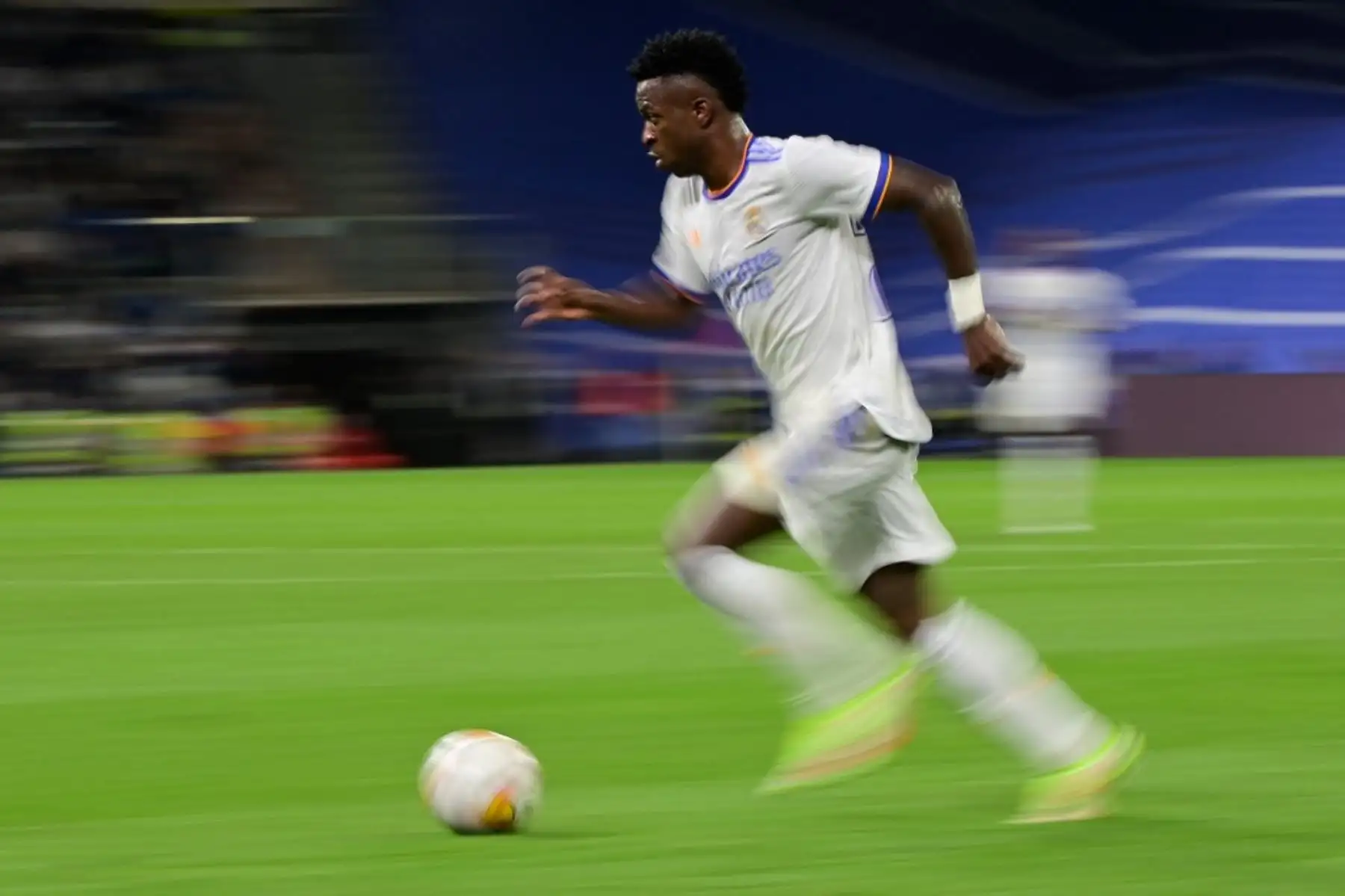 El delantero brasileño del Real Madrid Vinicius Junior corre con el balón durante el partido de fútbol de la Liga española entre el Real Madrid CF y el CA Osasuna en el estadio Santiago Bernabeu de Madrid el 27 de octubre de 2021. Foto: AFP