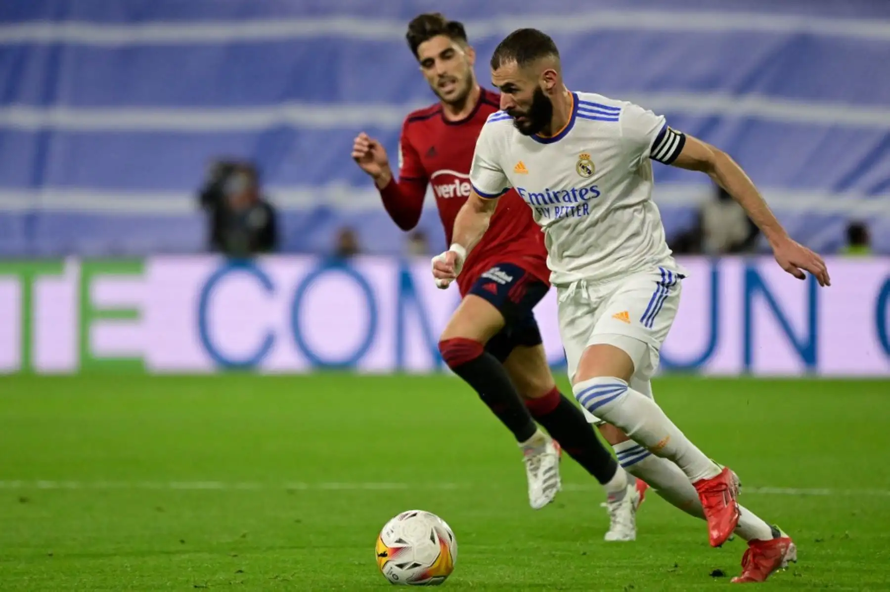 El delantero francés del Real Madrid Karim Benzema corre con el balón durante el partido de fútbol de la Liga española entre el Real Madrid CF y el CA Osasuna en el estadio Santiago Bernabeu de Madrid el 27 de octubre de 2021. Foto: AFP