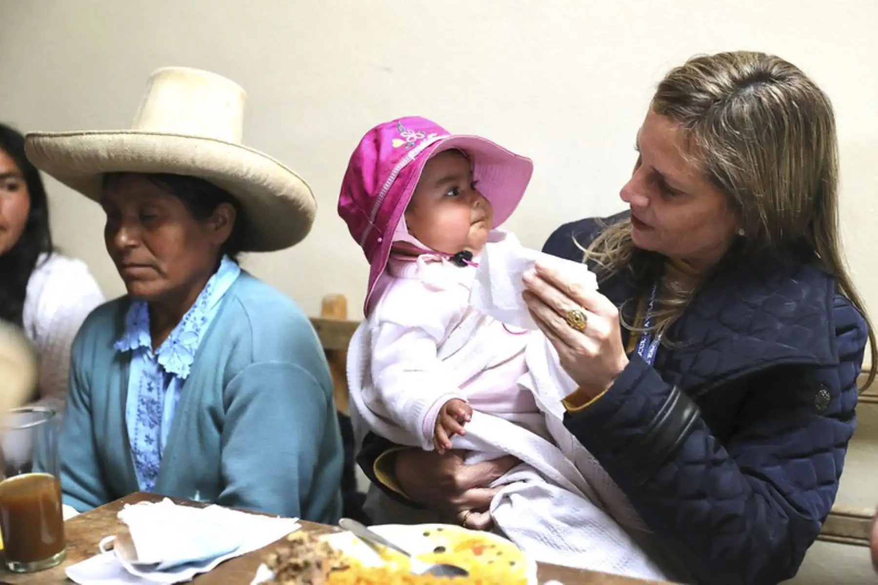 Una delegación de parlamentarios, liderada por la presidenta Maricarmen Alva Prieto, llegó hoy a la ciudad de Cajamarca para participar de la sesión descentralizada del Pleno del Congreso del jueves 28, y cumplir otras actividades como reunirse con autoridades y escuchar las demandas de la población. Foto: Congreso