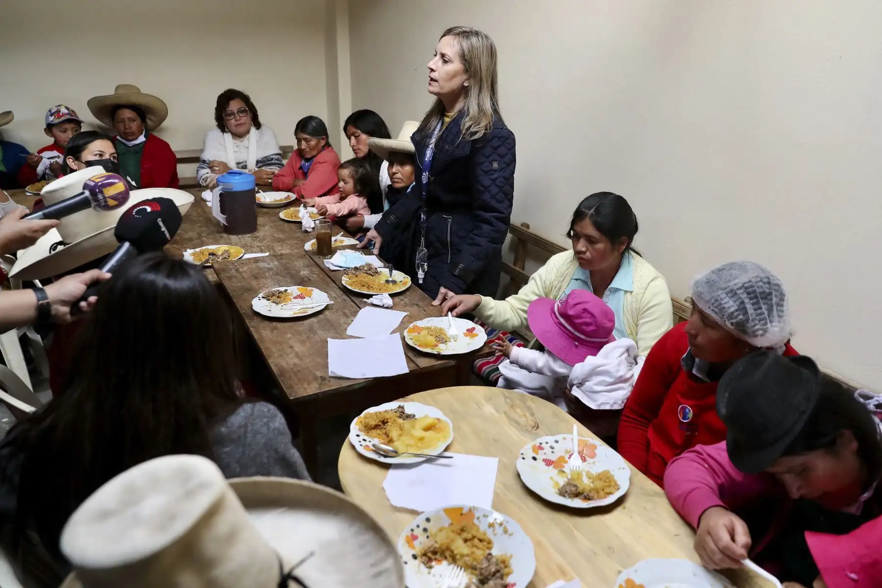 Una delegación de parlamentarios, liderada por la presidenta Maricarmen Alva Prieto, llegó hoy a la ciudad de Cajamarca para participar de la sesión descentralizada del Pleno del Congreso del jueves 28, y cumplir otras actividades como reunirse con autoridades y escuchar las demandas de la población. Foto: Congreso