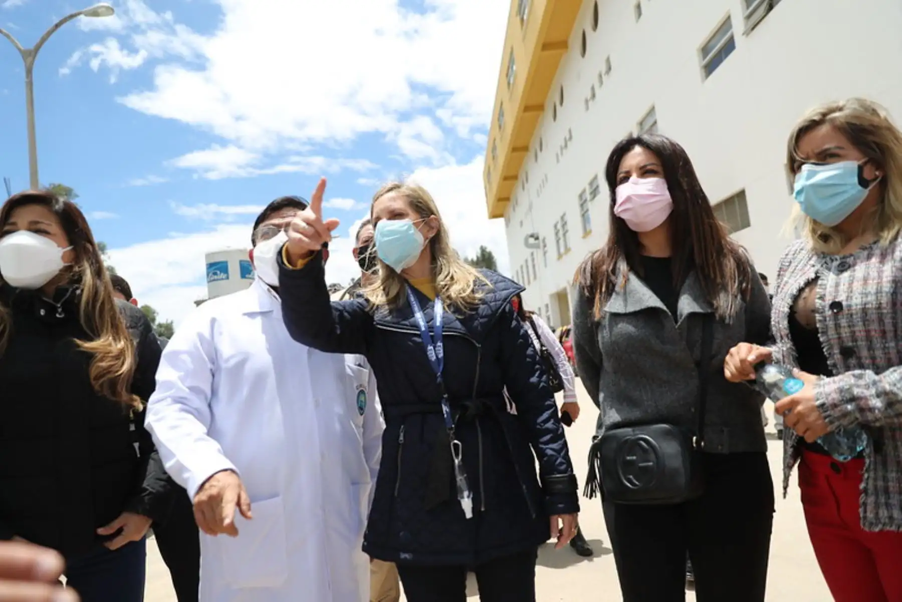 Una delegación de parlamentarios, liderada por la presidenta Maricarmen Alva Prieto, llegó hoy a la ciudad de Cajamarca para participar de la sesión descentralizada del Pleno del Congreso del jueves 28, y cumplir otras actividades como reunirse con autoridades y escuchar las demandas de la población. Foto: Congreso