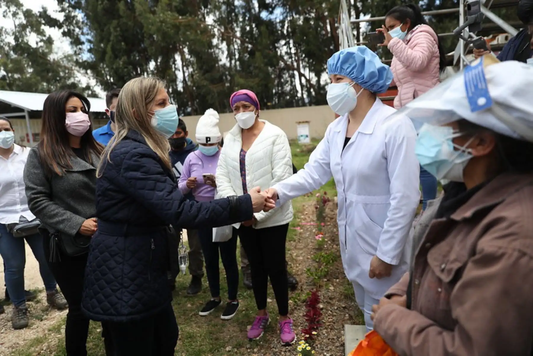 Una delegación de parlamentarios, liderada por la presidenta Maricarmen Alva Prieto, llegó hoy a la ciudad de Cajamarca para participar de la sesión descentralizada del Pleno del Congreso del jueves 28, y cumplir otras actividades como reunirse con autoridades y escuchar las demandas de la población. Foto: Congreso