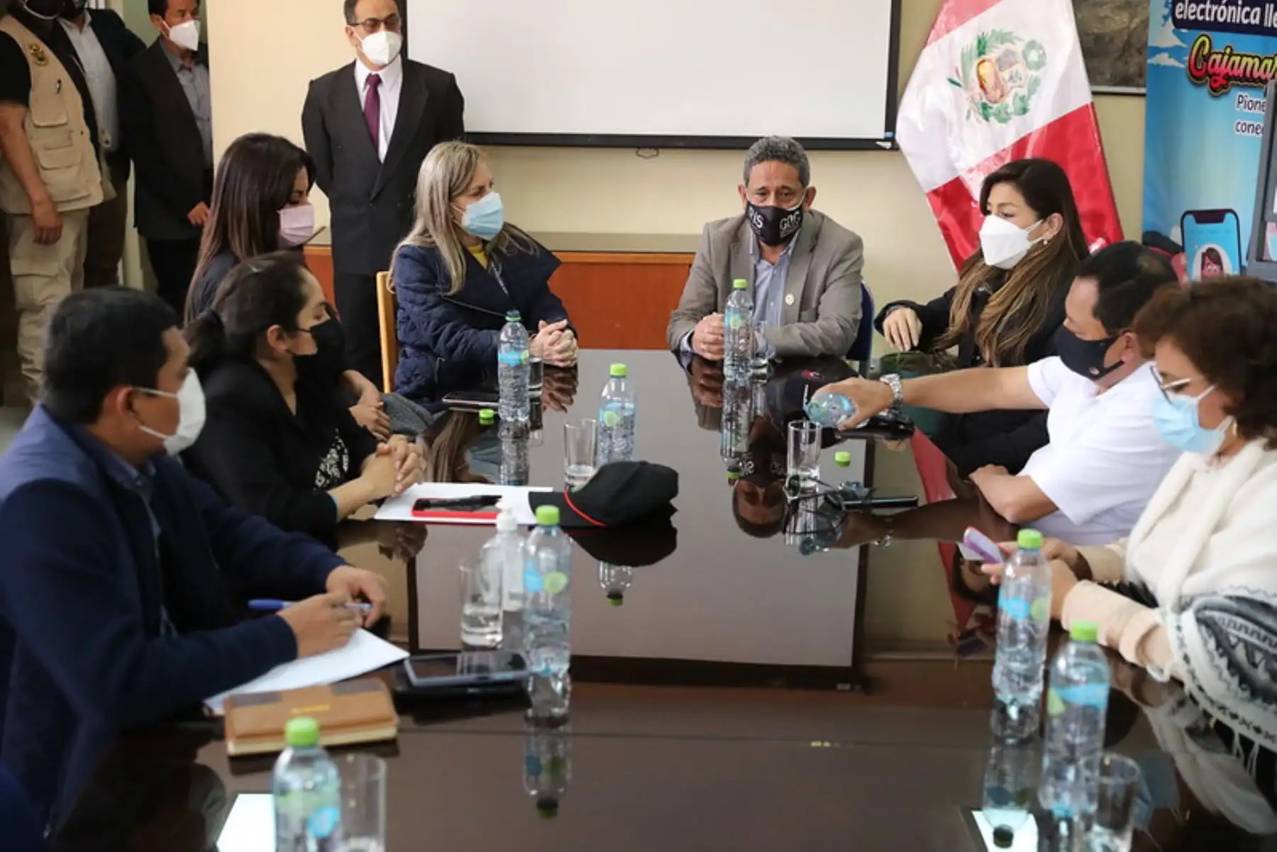 Una delegación de parlamentarios, liderada por la presidenta Maricarmen Alva Prieto, llegó hoy a la ciudad de Cajamarca para participar de la sesión descentralizada del Pleno del Congreso del jueves 28, y cumplir otras actividades como reunirse con autoridades y escuchar las demandas de la población. Foto: Congreso