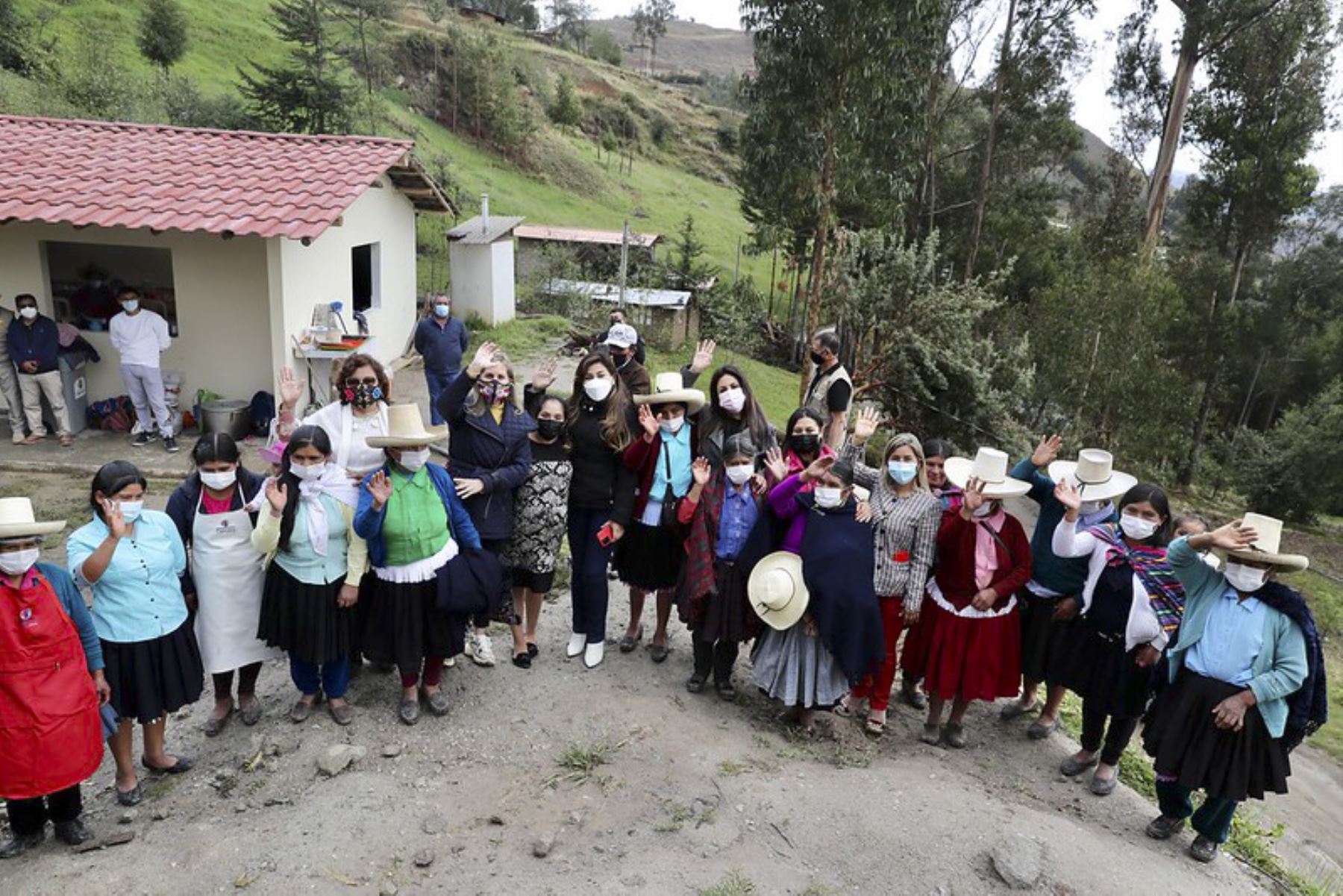 Una delegación de parlamentarios, liderada por la presidenta Maricarmen Alva Prieto, llegó hoy a la ciudad de Cajamarca para participar de la sesión descentralizada del Pleno del Congreso del jueves 28, y cumplir otras actividades como reunirse con autoridades y escuchar las demandas de la población. Foto: Congreso