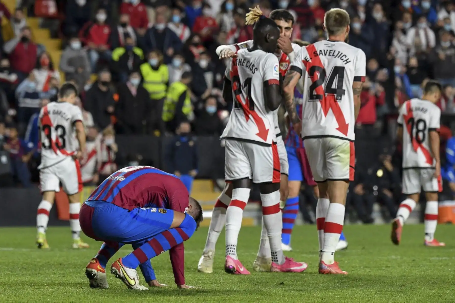 El defensa español del Barcelona Gerard Piqué reacciona al final del partido de fútbol de la Liga española entre el Rayo Vallecano de Madrid y el FC Barcelona en el estadio Vallecas de Madrid el 27 de octubre de 2021. Foto: AFP