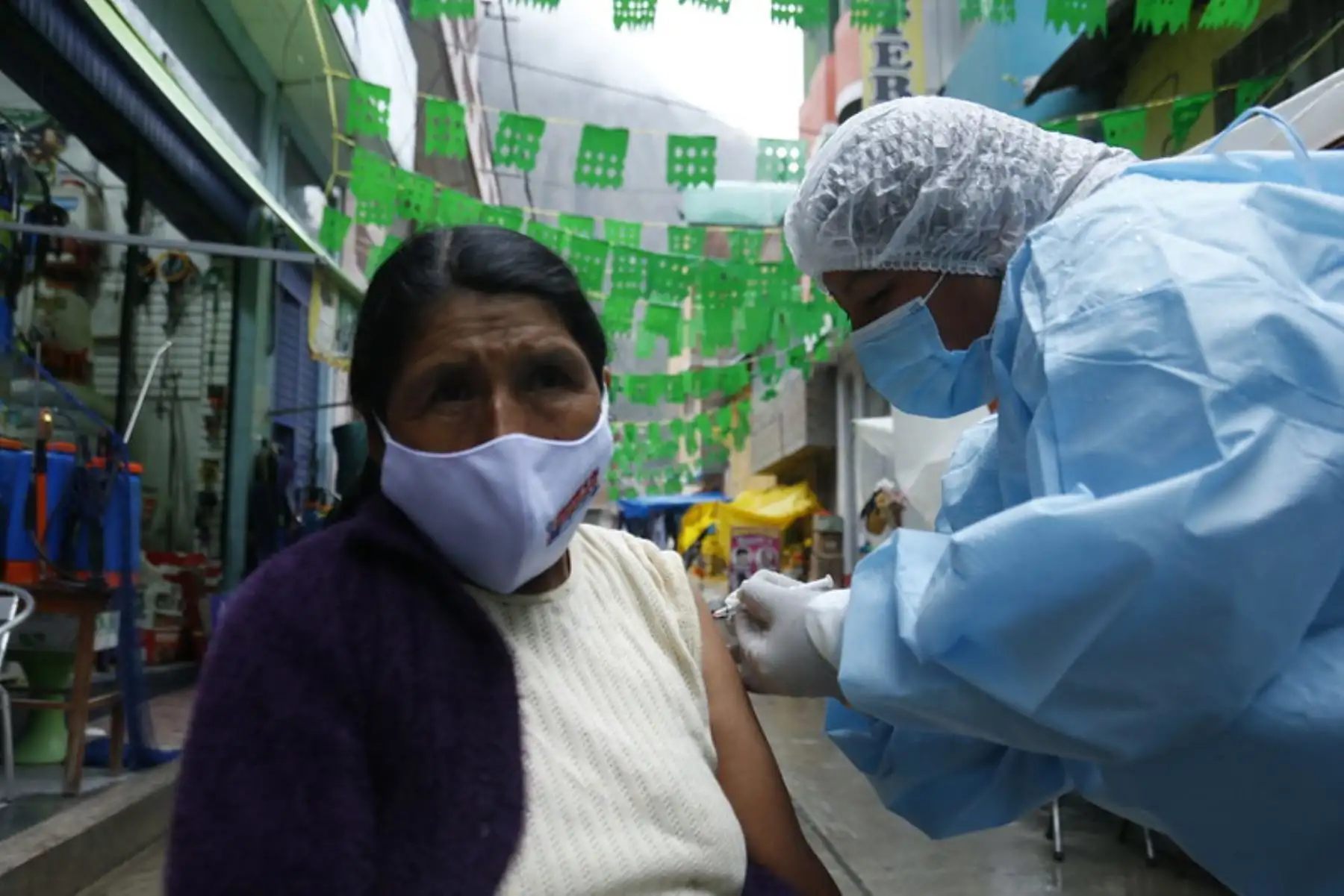 Brigadas de la Red de Salud Sandia visitaron chacra por chacra a las familias de la comunidad de Llamani, región Puno, para reforzar el cierre de brechas de vacunación contra la covid-19. Foto: Minsa