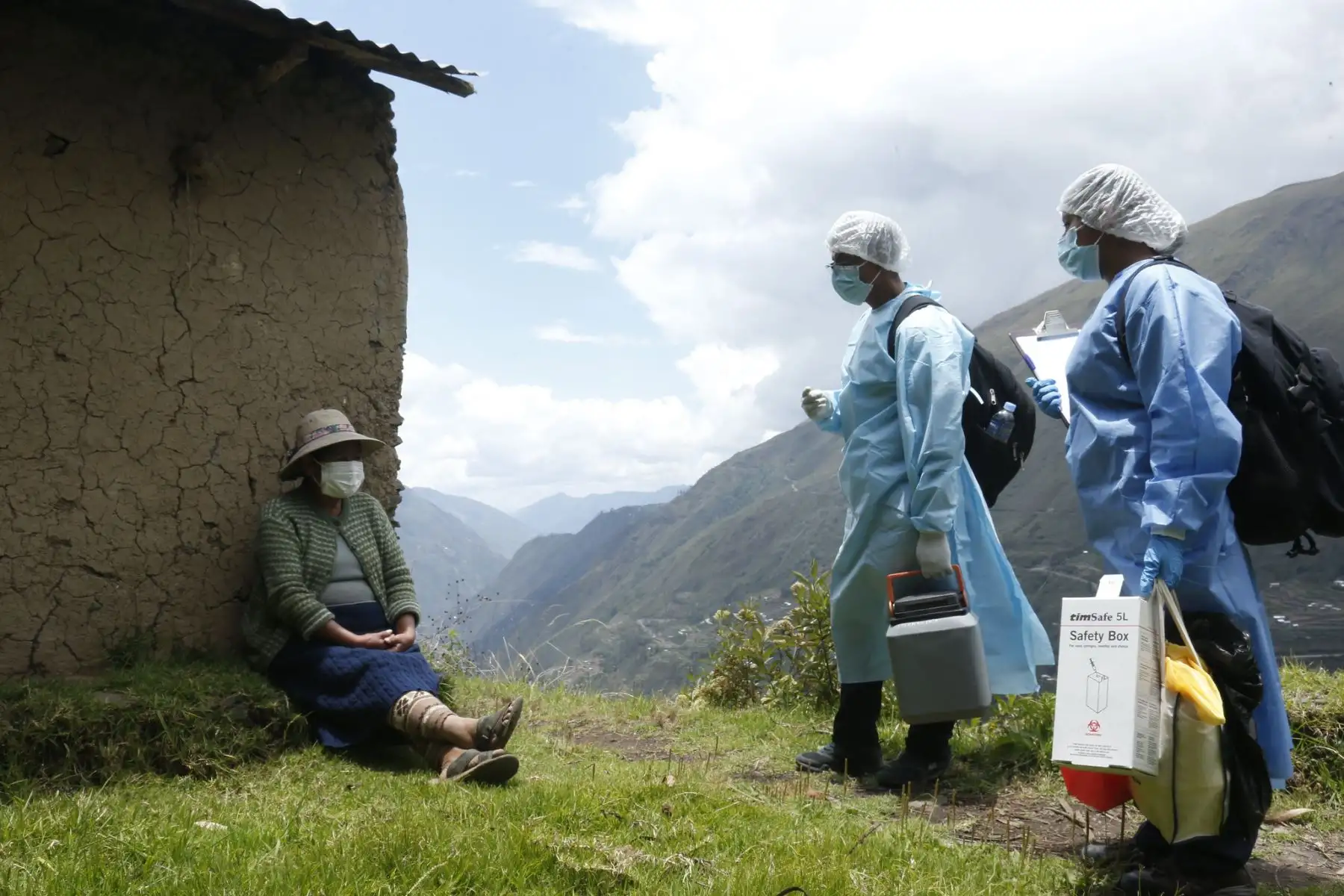 Brigadas de la Red de Salud Sandia visitaron chacra por chacra a las familias de la comunidad de Llamani, región Puno, para reforzar el cierre de brechas de vacunación contra la covid-19. Foto: Minsa