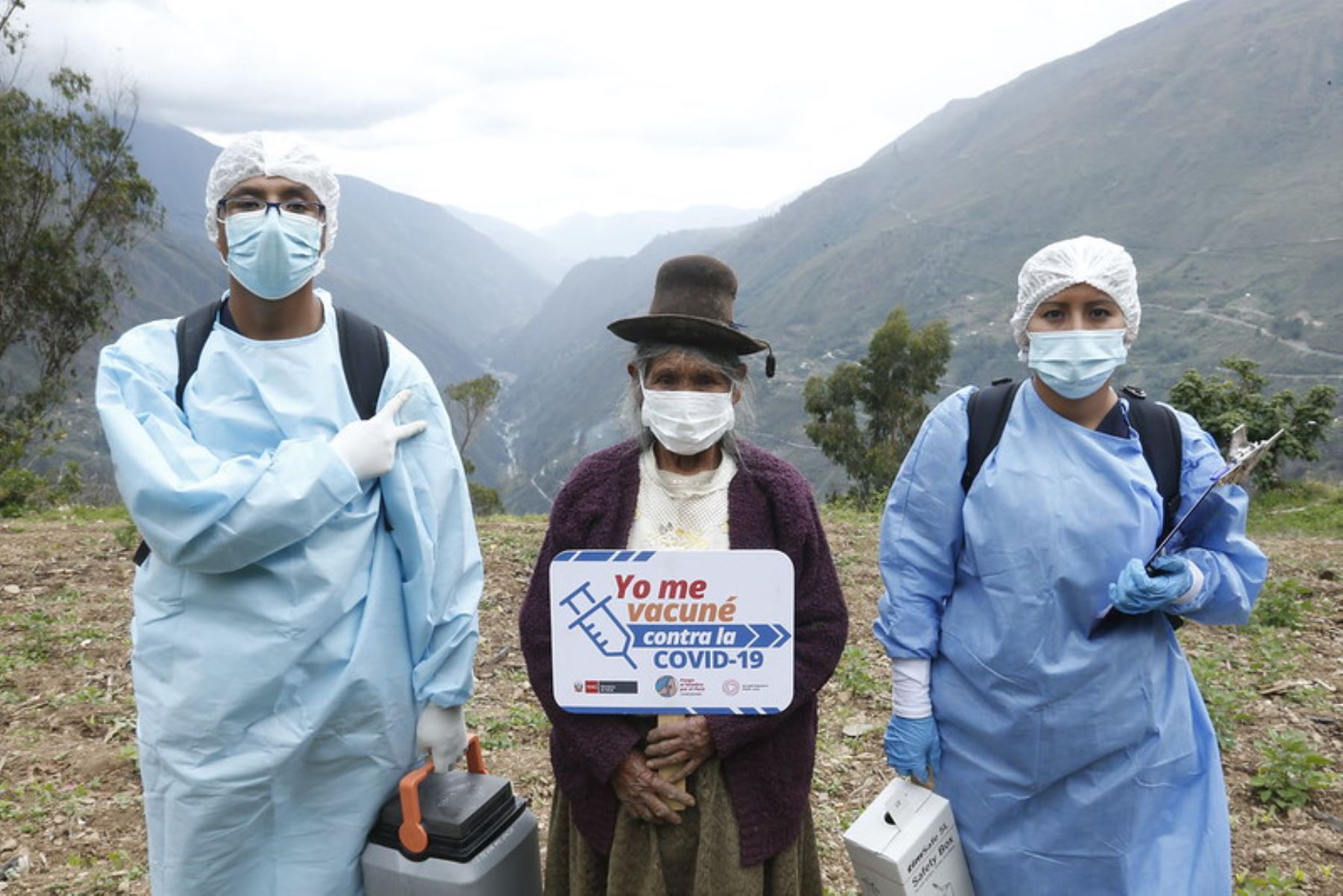 Brigadas de la Red de Salud Sandia visitaron chacra por chacra a las familias de la comunidad de Llamani, región Puno, para reforzar el cierre de brechas de vacunación contra la covid-19. Foto: Minsa
