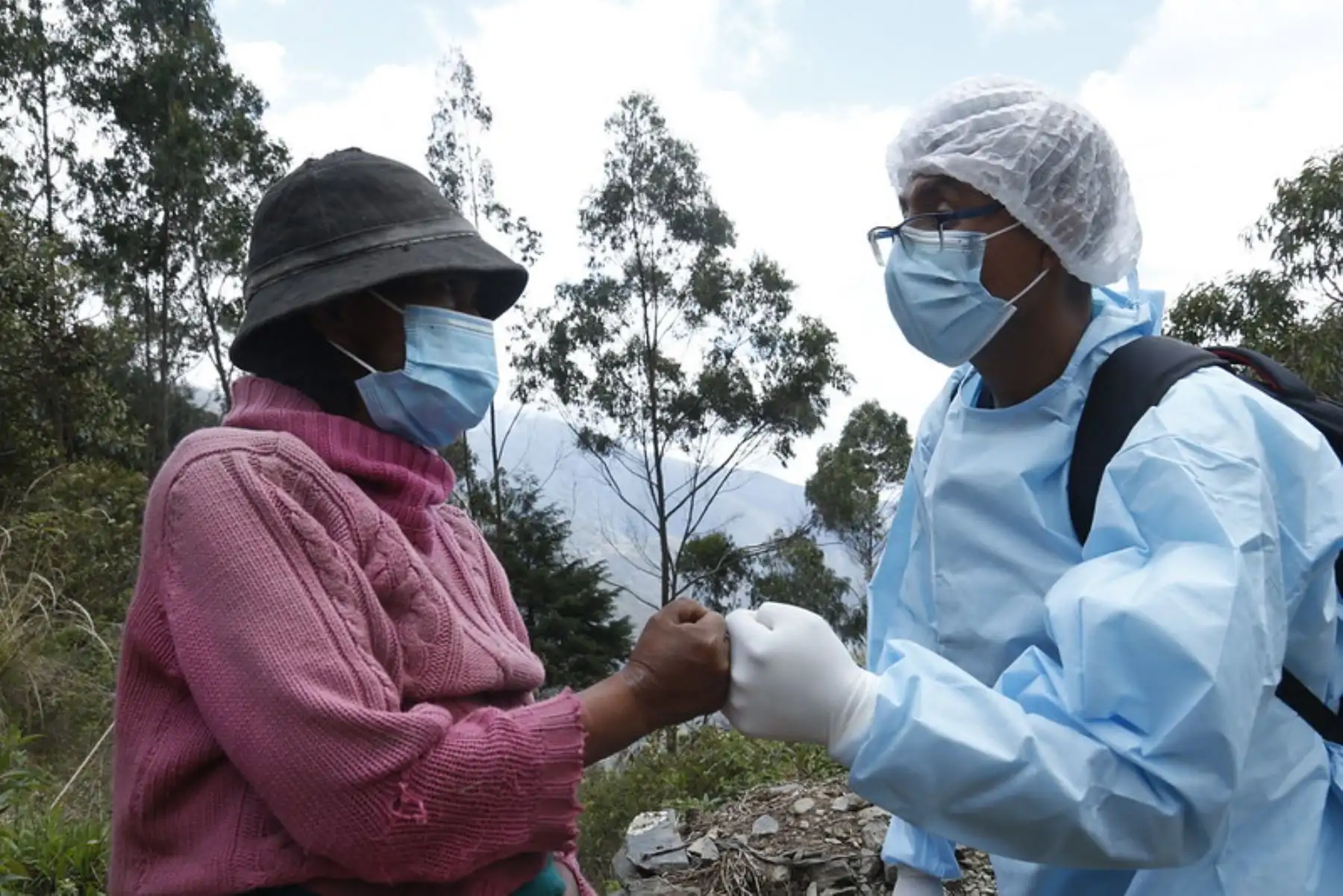 Brigadas de la Red de Salud Sandia visitaron chacra por chacra a las familias de la comunidad de Llamani, región Puno, para reforzar el cierre de brechas de vacunación contra la covid-19. Foto: Minsa