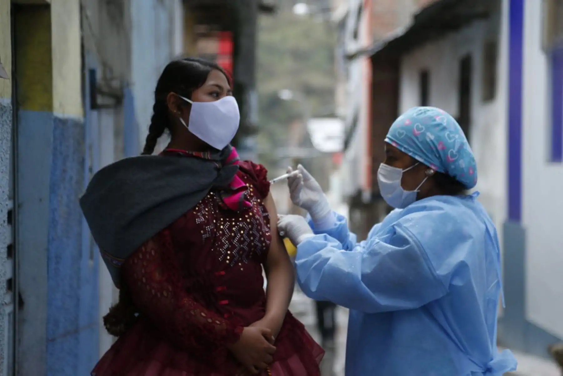 Brigadas de la Red de Salud Sandia visitaron chacra por chacra a las familias de la comunidad de Llamani, región Puno, para reforzar el cierre de brechas de vacunación contra la covid-19. Foto: Minsa