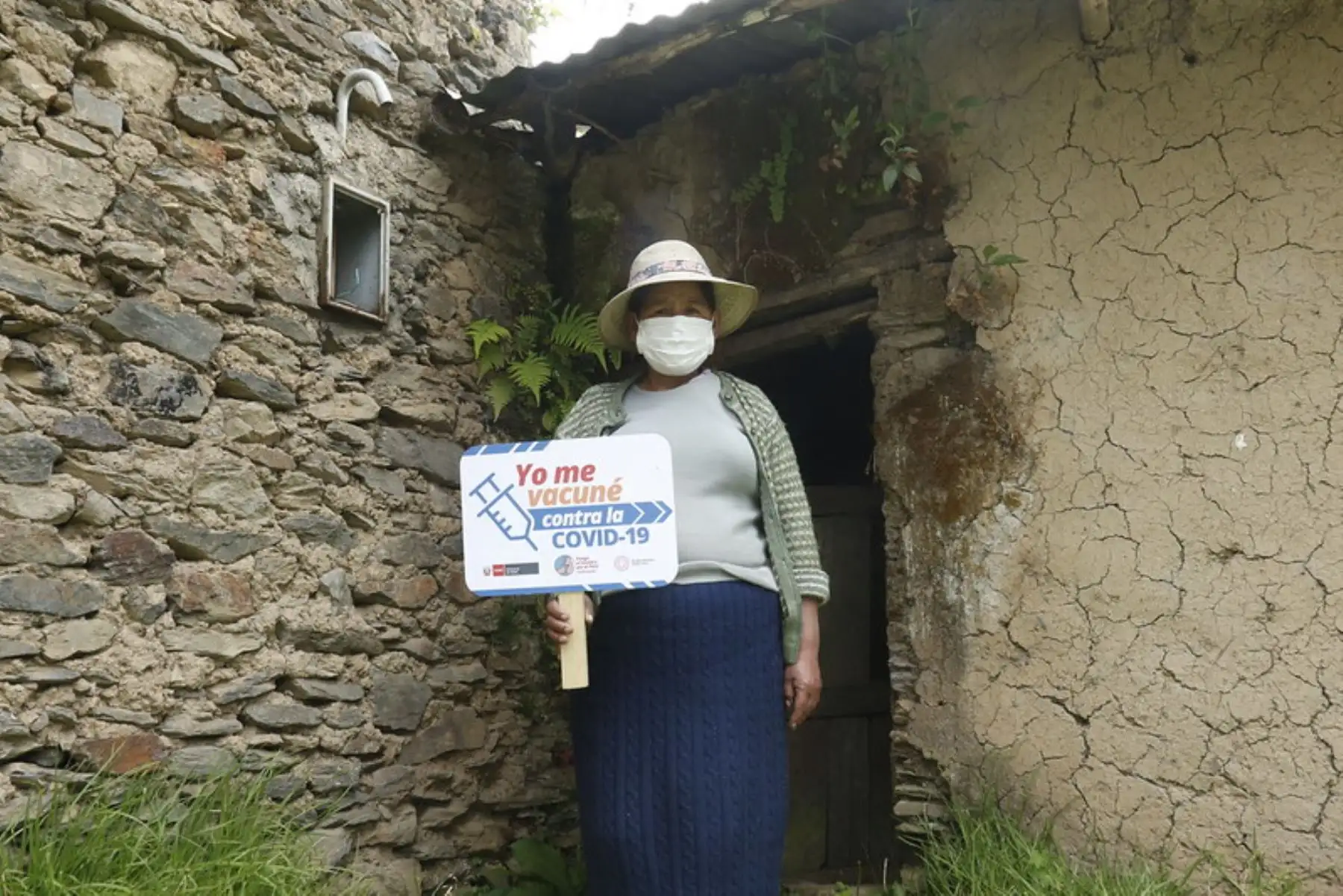 Brigadas de la Red de Salud Sandia visitaron chacra por chacra a las familias de la comunidad de Llamani, región Puno, para reforzar el cierre de brechas de vacunación contra la covid-19. Foto: Minsa