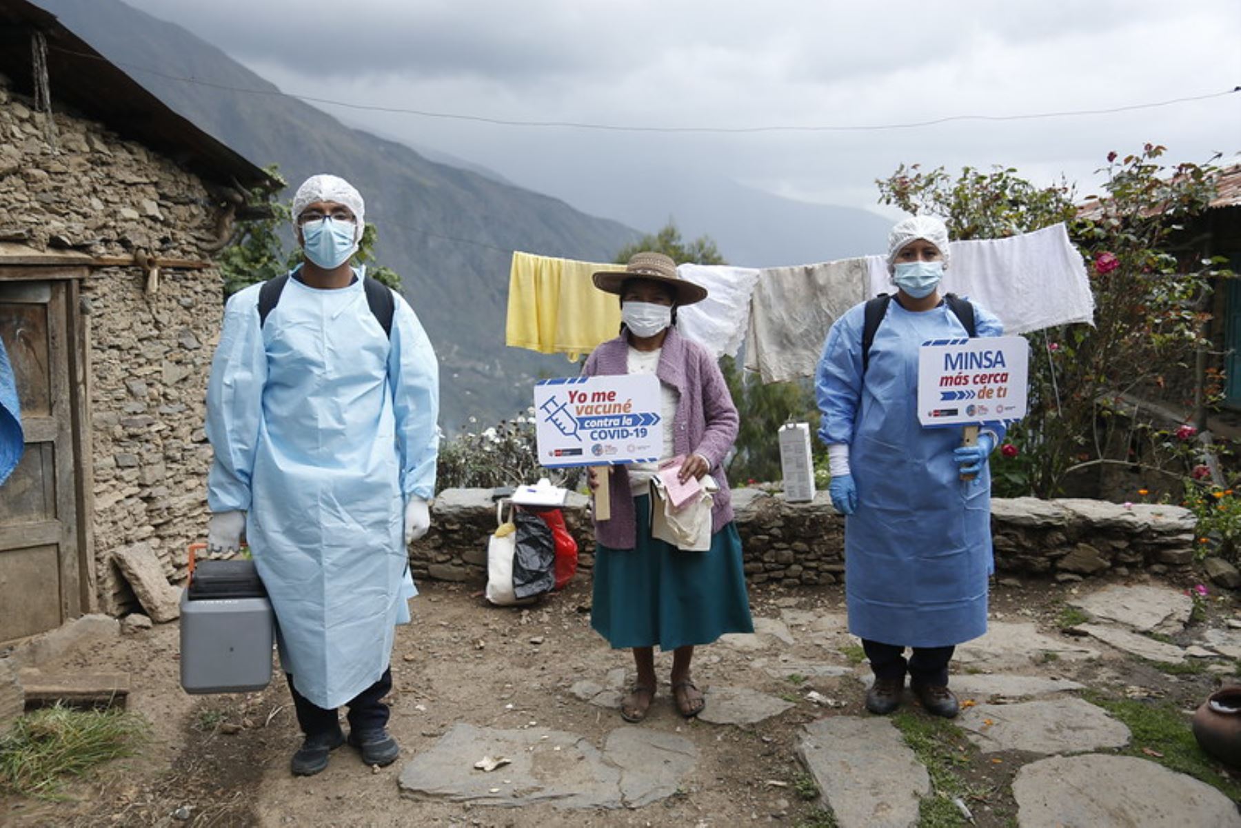 Brigadas de la Red de Salud Sandia visitaron chacra por chacra a las familias de la comunidad de Llamani, región Puno, para reforzar el cierre de brechas de vacunación contra la covid-19. Foto: Minsa
