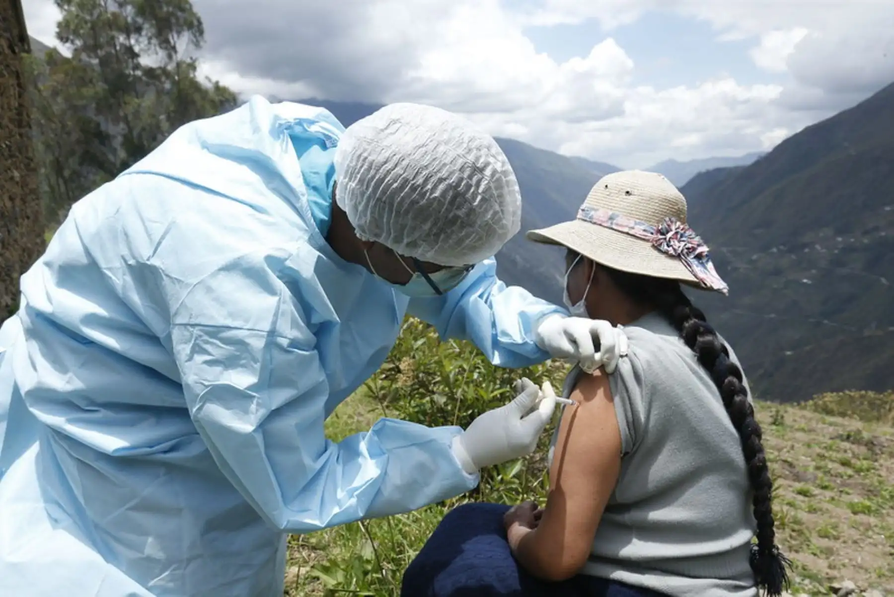 Brigadas de la Red de Salud Sandia visitaron chacra por chacra a las familias de la comunidad de Llamani, región Puno, para reforzar el cierre de brechas de vacunación contra la covid-19. Foto: Minsa