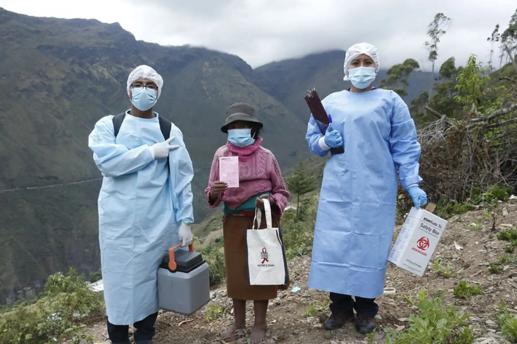 Brigadas de la Red de Salud Sandia visitaron chacra por chacra a las familias de la comunidad de Llamani, región Puno, para reforzar el cierre de brechas de vacunación contra la covid-19. Foto: Minsa