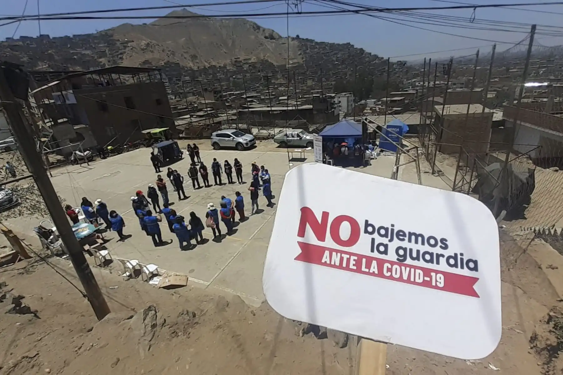La vacunación continúa. Esta vez las brigadas de vacunación del Minsa llegaron al AA.HH. Catalina Huanca en el distrito de El Agustino para llevar a la población vacunas y pruebas de descarte contra la covid-19, además de kits de mascarillas comunitarias. Asimismo, Se realizó un mapeo comunitario en la zona para recoger las necesidades de salud de los pobladores de este asentamiento. Foto: Minsa
