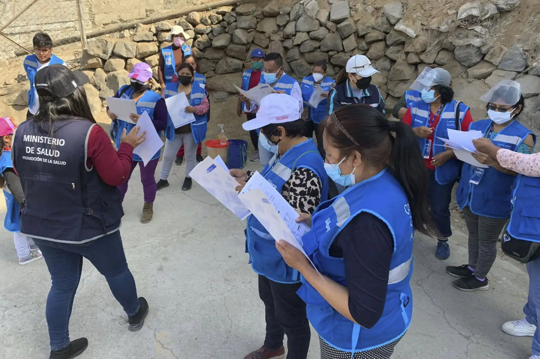 La vacunación continúa. Esta vez las brigadas de vacunación del Minsa llegaron al AA.HH. Catalina Huanca en el distrito de El Agustino para llevar a la población vacunas y pruebas de descarte contra la covid-19, además de kits de mascarillas comunitarias. Asimismo, Se realizó un mapeo comunitario en la zona para recoger las necesidades de salud de los pobladores de este asentamiento. Foto: Minsa
