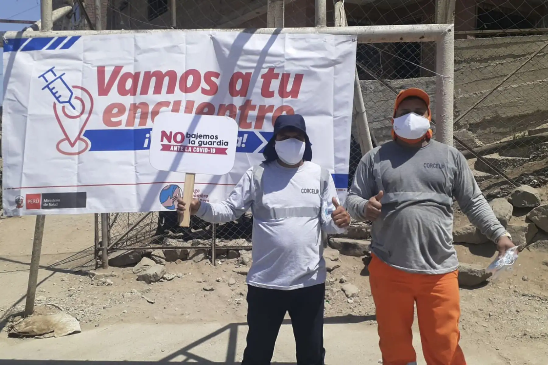 La vacunación continúa. Esta vez las brigadas de vacunación del Minsa llegaron al AA.HH. Catalina Huanca en el distrito de El Agustino para llevar a la población vacunas y pruebas de descarte contra la covid-19, además de kits de mascarillas comunitarias. Asimismo, Se realizó un mapeo comunitario en la zona para recoger las necesidades de salud de los pobladores de este asentamiento. Foto: Minsa