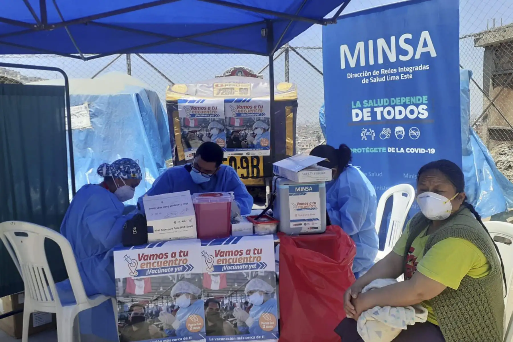 La vacunación continúa. Esta vez las brigadas de vacunación del Minsa llegaron al AA.HH. Catalina Huanca en el distrito de El Agustino para llevar a la población vacunas y pruebas de descarte contra la covid-19, además de kits de mascarillas comunitarias. Asimismo, Se realizó un mapeo comunitario en la zona para recoger las necesidades de salud de los pobladores de este asentamiento. Foto: Minsa
