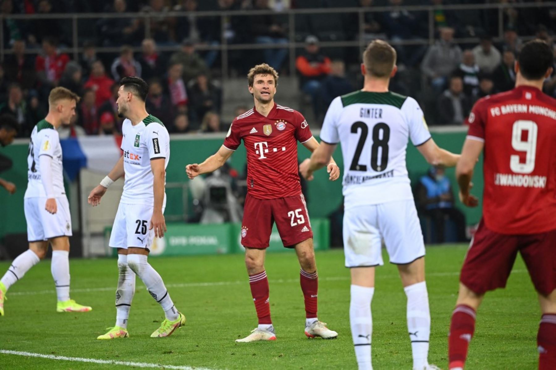 Thomas Müller no encuentra respuesta tras ser goleados en la Copa de Alemania.
