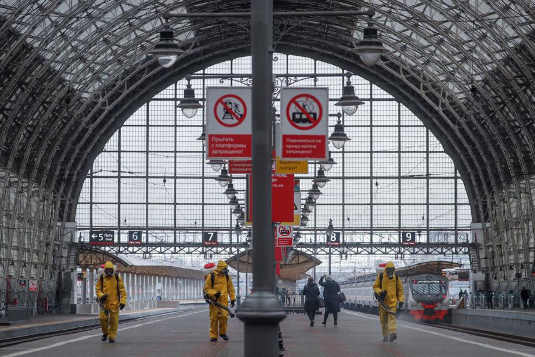 Andenes vacíos de la estación de tren de Kievsky durante el cierre parcial en Moscú. En la Federación de Rusia, por primera vez desde el comienzo de la pandemia, hay más de 40 mil casos de Covid-19 por día. Foto: EFE
