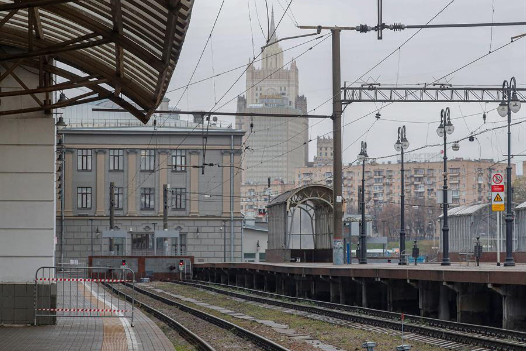 Andenes vacíos de la estación de tren de Kievsky durante el cierre parcial en Moscú. En la Federación de Rusia, por primera vez desde el comienzo de la pandemia, hay más de 40 mil casos de Covid-19 por día. Foto: EFE
