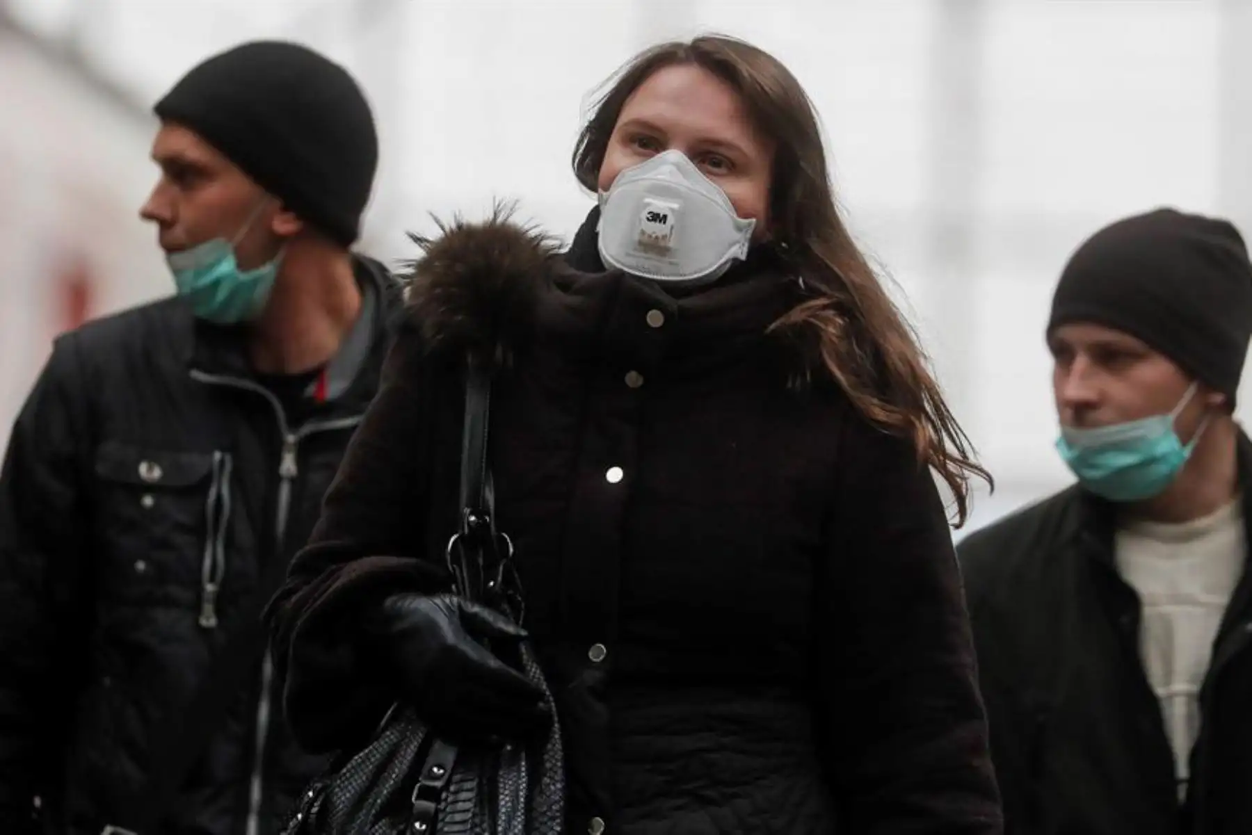 Personas que usan mascarillas caminan sobre un andén de la estación de tren de Kievsky en Moscú. En la Federación de Rusia, por primera vez desde el comienzo de la pandemia, hay más de 40 mil casos de Covid-19 por día. Foto: EFE