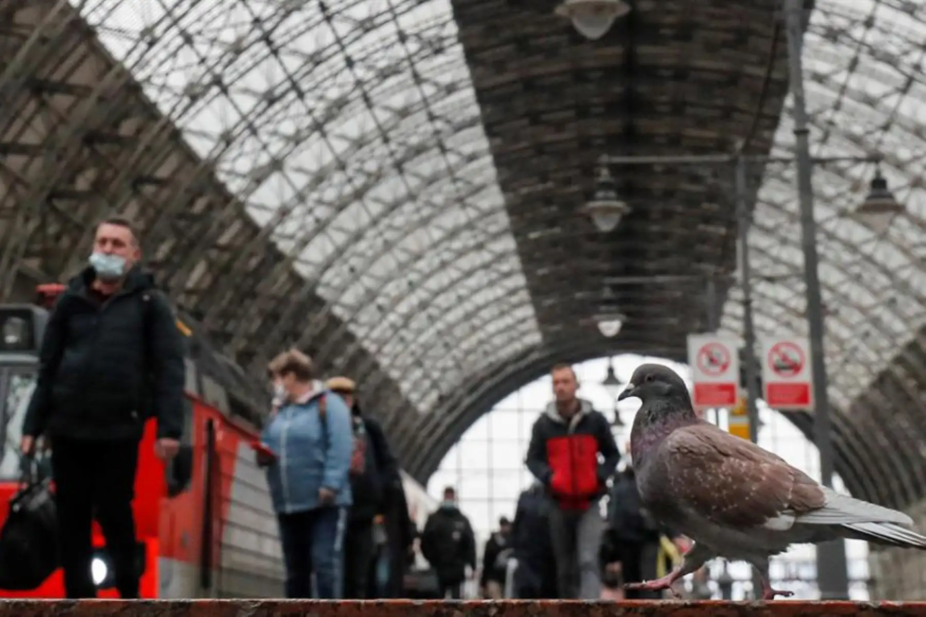 Personas que usan mascarillas caminan sobre un andén de la estación de tren de Kievsky en Moscú. En la Federación de Rusia, por primera vez desde el comienzo de la pandemia, hay más de 40 mil casos de Covid-19 por día. Foto: EFE