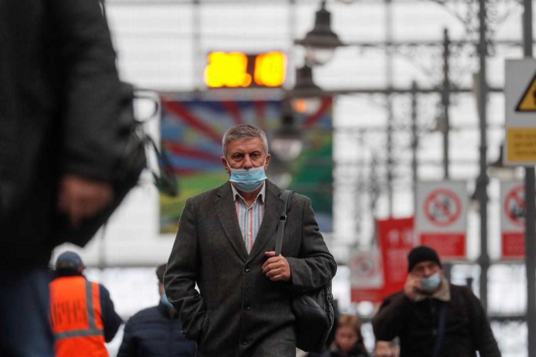 Personas que usan mascarillas caminan sobre un andén de la estación de tren de Kievsky en Moscú. En la Federación de Rusia, por primera vez desde el comienzo de la pandemia, hay más de 40 mil casos de Covid-19 por día. Foto: EFE