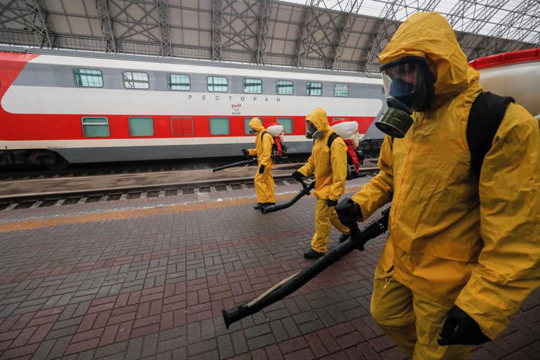 Trabajadores desinfectan la estación de tren de Kievsky como parte de la campaña para prevenir la propagación del coronavirus. Foto: EFE