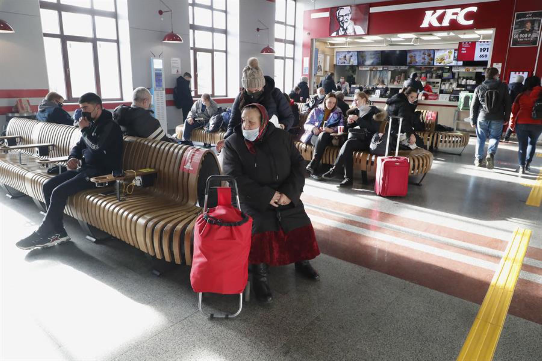 Pasajeros esperan un tren en la estación de tren de Savyolovsky durante la pandemia de coronavirus en Moscú, Rusia. Durante las últimas 24 horas, se han detectado 36.446 casos de infección por coronavirus en Rusia. Foto: EFE