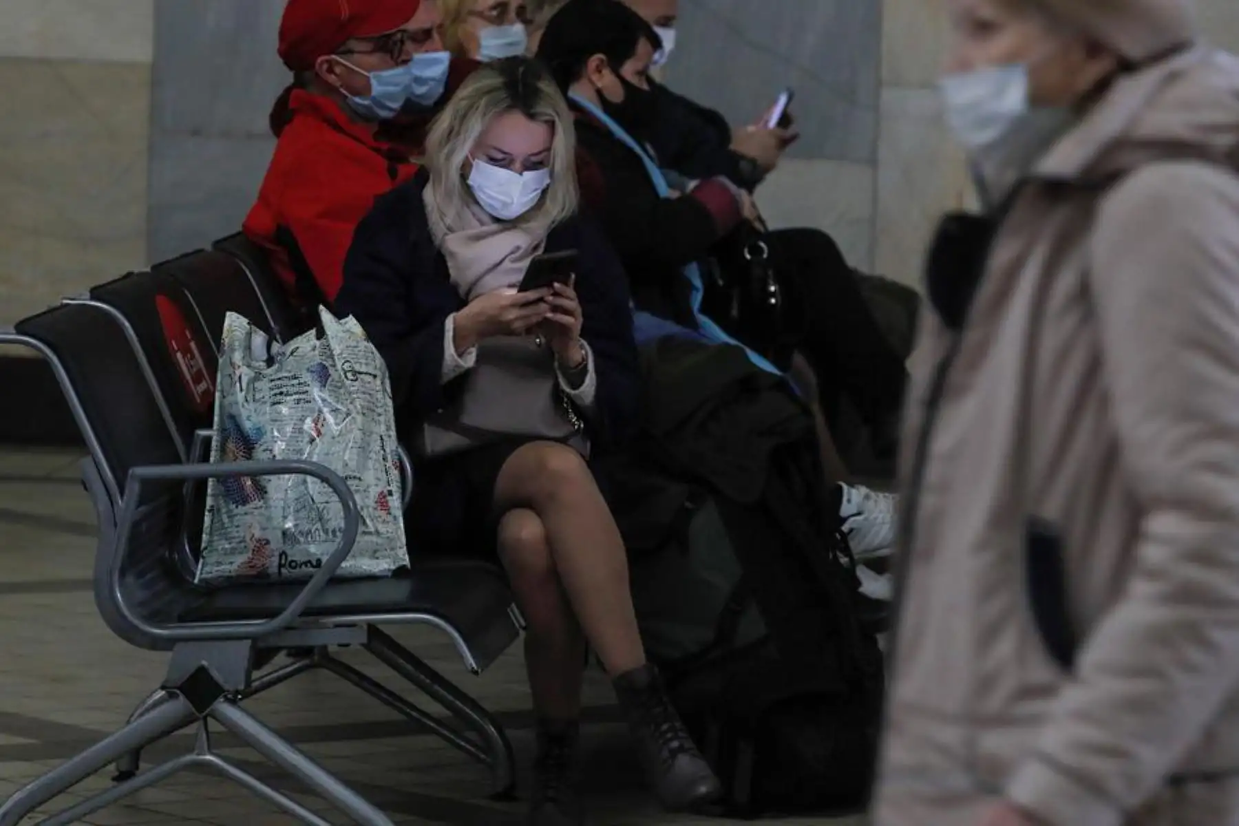 Pasajeros esperan un tren en la estación de tren de Savyolovsky durante la pandemia de coronavirus en Moscú, Rusia. Durante las últimas 24 horas, se han detectado 36.446 casos de infección por coronavirus en Rusia. Foto: EFE