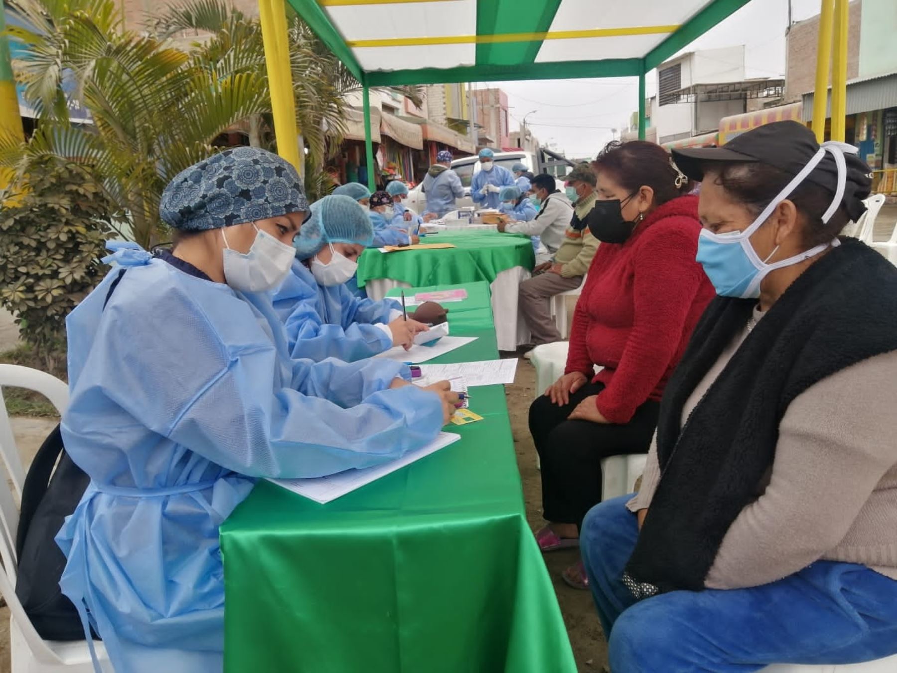 Autoridades de salud de Áncash intensifican detección de casos covid-19 y variante delta en mercados de la ciudad de Chimbote para evitar propagación de enfermedad.