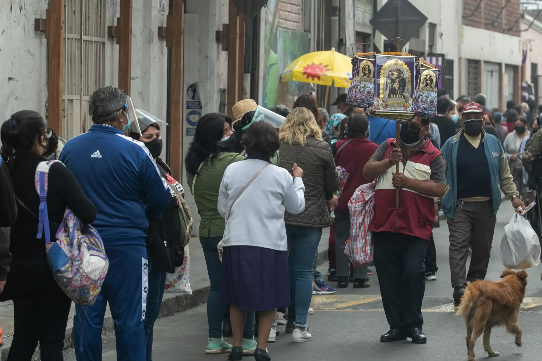 Desde tempranas horas se formaron largas colas para asistir a la Santa Misa en honor al Señor de los Milagros que se realiza en el Santuario de las Nazarenas, a cargo del monseñor Miguel Cabrejos. Foto: ANDINA/ Andrés Valle