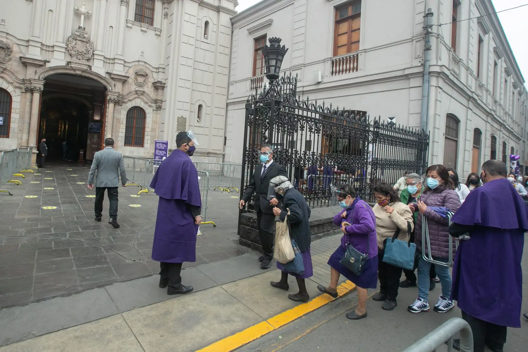 Desde tempranas horas se formaron largas colas para asistir a la Santa Misa en honor al Señor de los Milagros que se realiza en el Santuario de las Nazarenas, a cargo del monseñor Miguel Cabrejos. Foto: ANDINA/ Andrés Valle
