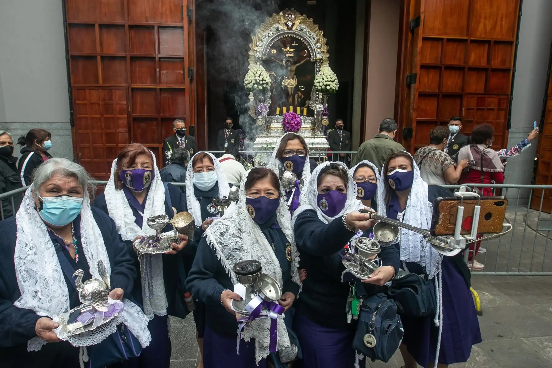 Desde tempranas horas se formaron largas colas para asistir a la Santa Misa en honor al Señor de los Milagros que se realiza en el Santuario de las Nazarenas, a cargo del monseñor Miguel Cabrejos. Foto: ANDINA/ Andrés Valle