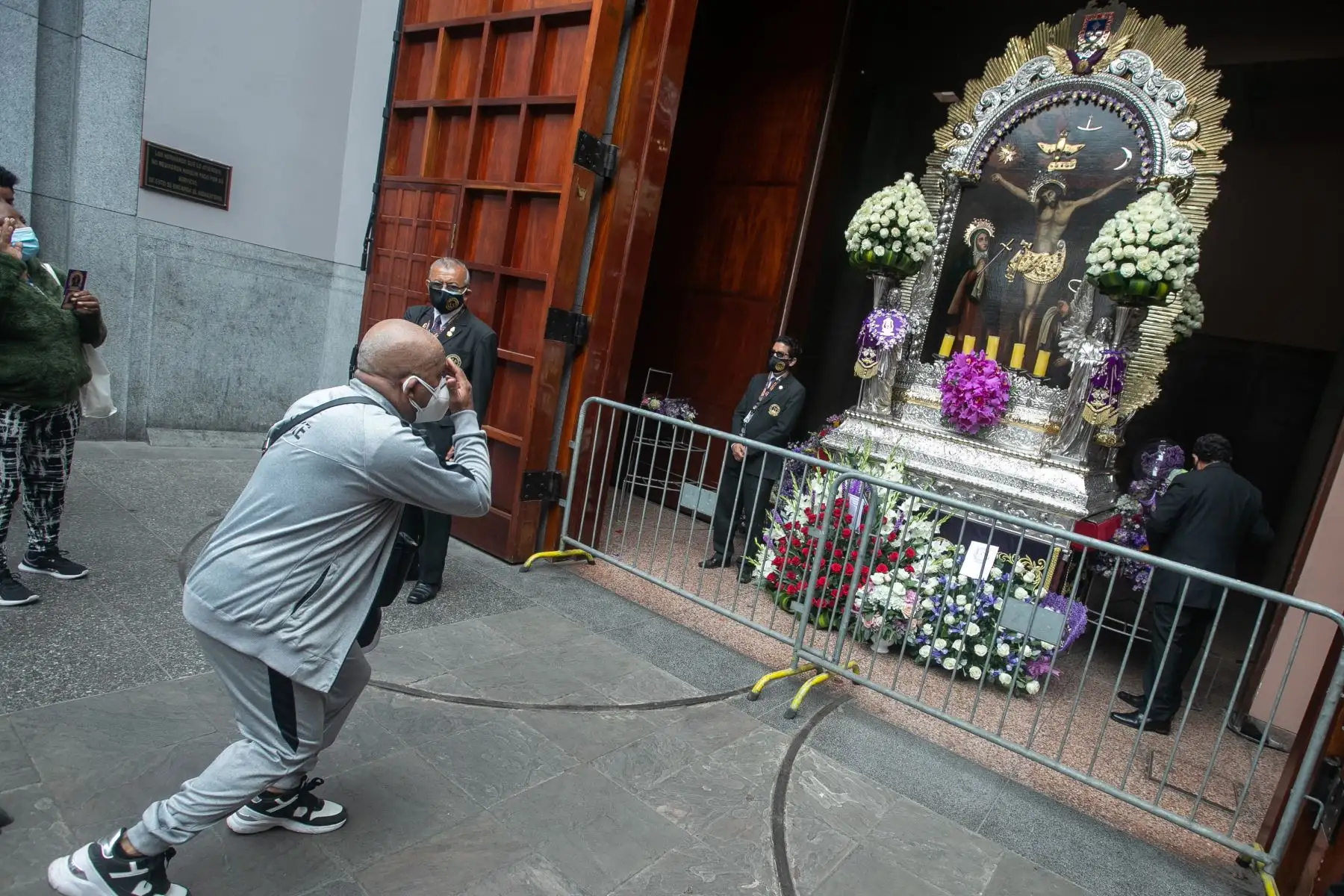 Desde tempranas horas se formaron largas colas para asistir a la Santa Misa en honor al Señor de los Milagros que se realiza en el Santuario de las Nazarenas, a cargo del monseñor Miguel Cabrejos. Foto: ANDINA/ Andrés Valle