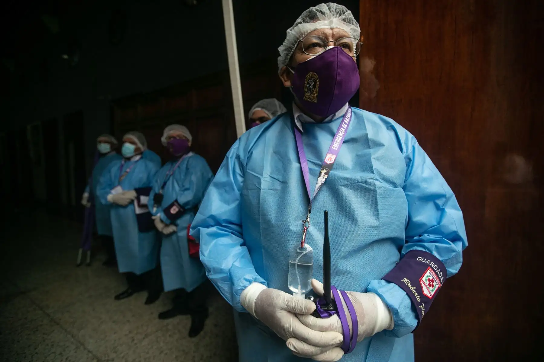 Desde tempranas horas se formaron largas colas para asistir a la Santa Misa en honor al Señor de los Milagros que se realiza en el Santuario de las Nazarenas, a cargo del monseñor Miguel Cabrejos. Foto: ANDINA/ Andrés Valle
