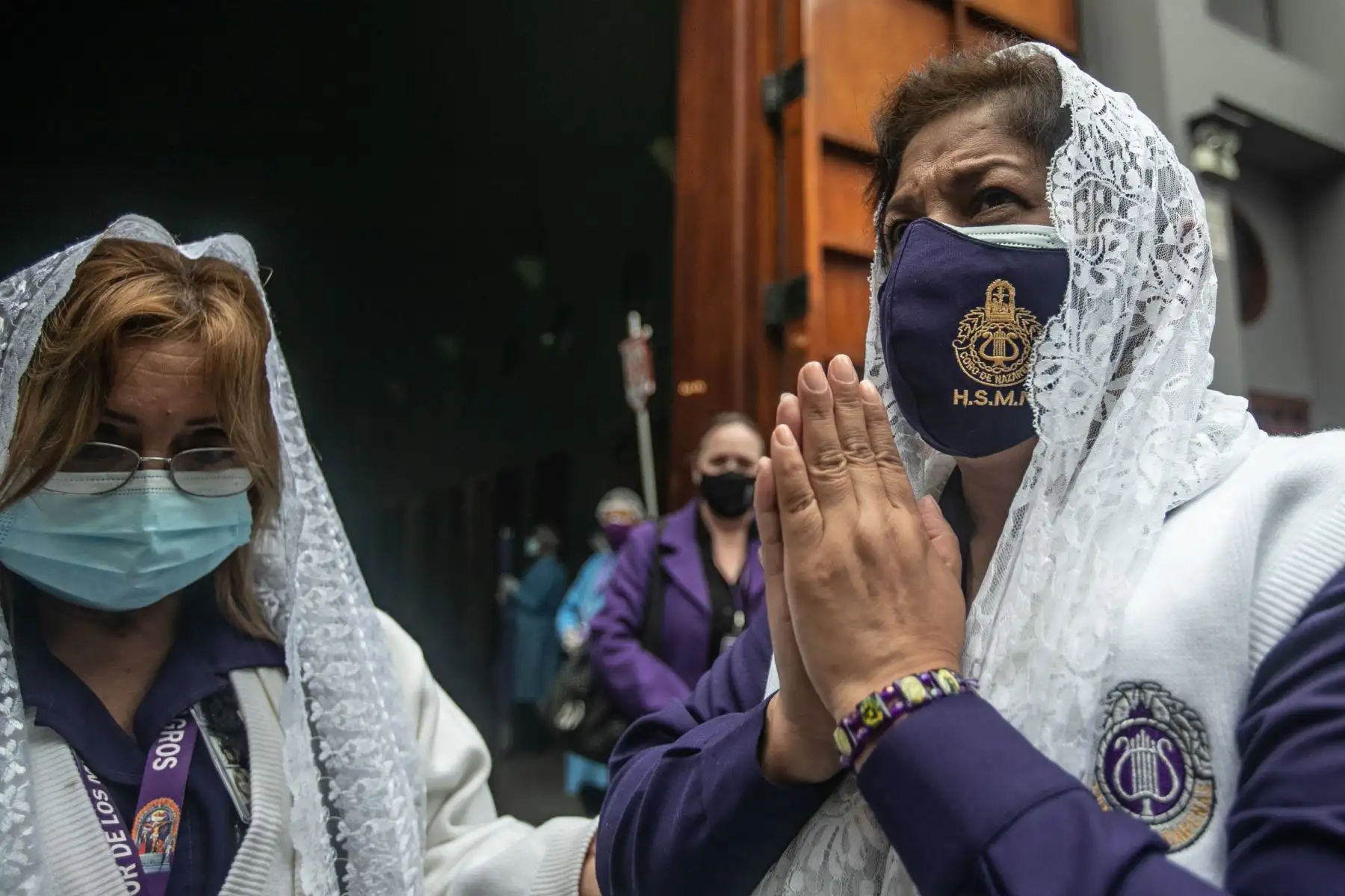 Desde tempranas horas se formaron largas colas para asistir a la Santa Misa en honor al Señor de los Milagros que se realiza en el Santuario de las Nazarenas, a cargo del monseñor Miguel Cabrejos. Foto: ANDINA/ Andrés Valle