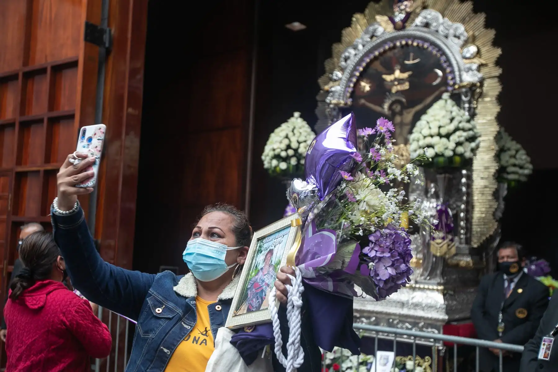 Desde tempranas horas se formaron largas colas para asistir a la Santa Misa en honor al Señor de los Milagros que se realiza en el Santuario de las Nazarenas, a cargo del monseñor Miguel Cabrejos. Foto: ANDINA/ Andrés Valle